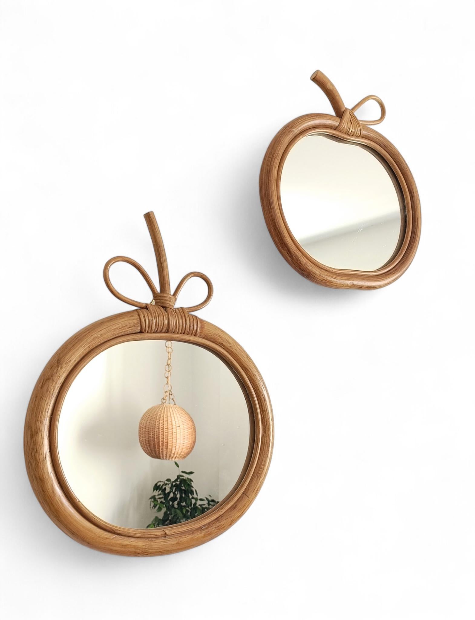 Mid-Century moderno Coppia di specchi a forma di mela in Wood e Rattan di metà secolo, Francia, anni '60 in vendita