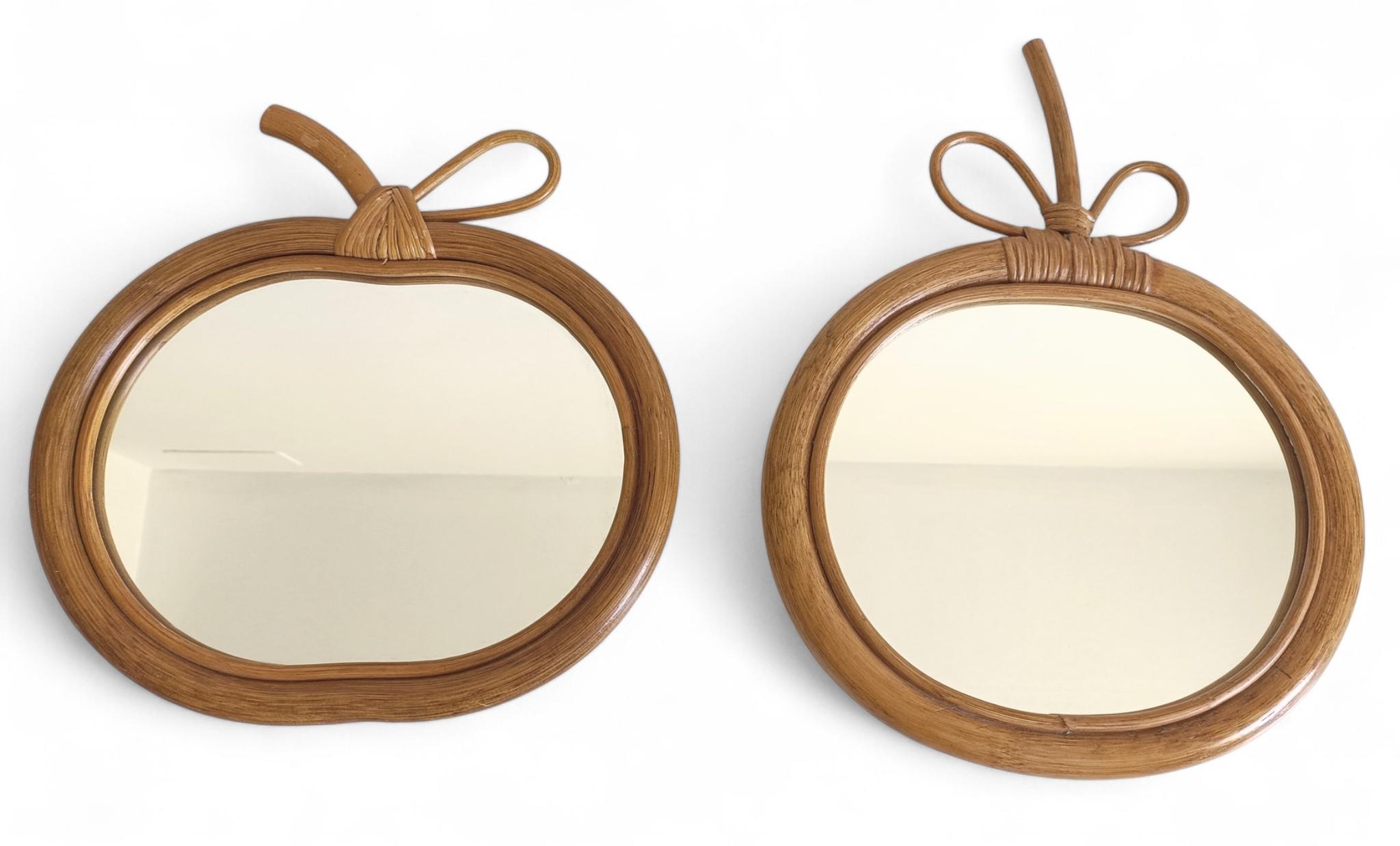 Coppia di specchi a forma di mela in Wood e Rattan di metà secolo, Francia, anni '60 In condizioni ottime in vendita a Valencia, VC
