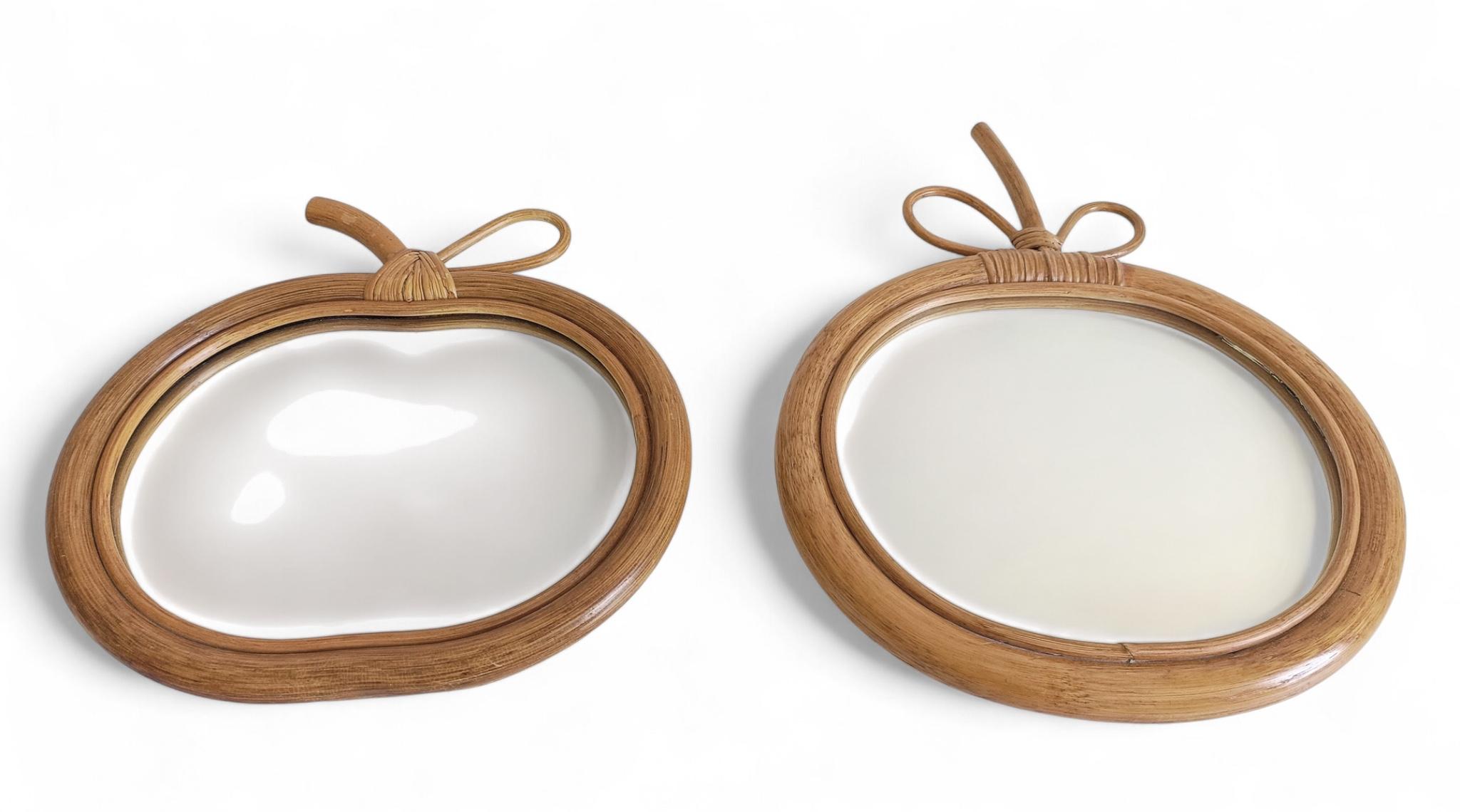 Coppia di specchi a forma di mela in Wood e Rattan di metà secolo, Francia, anni '60 in vendita 1