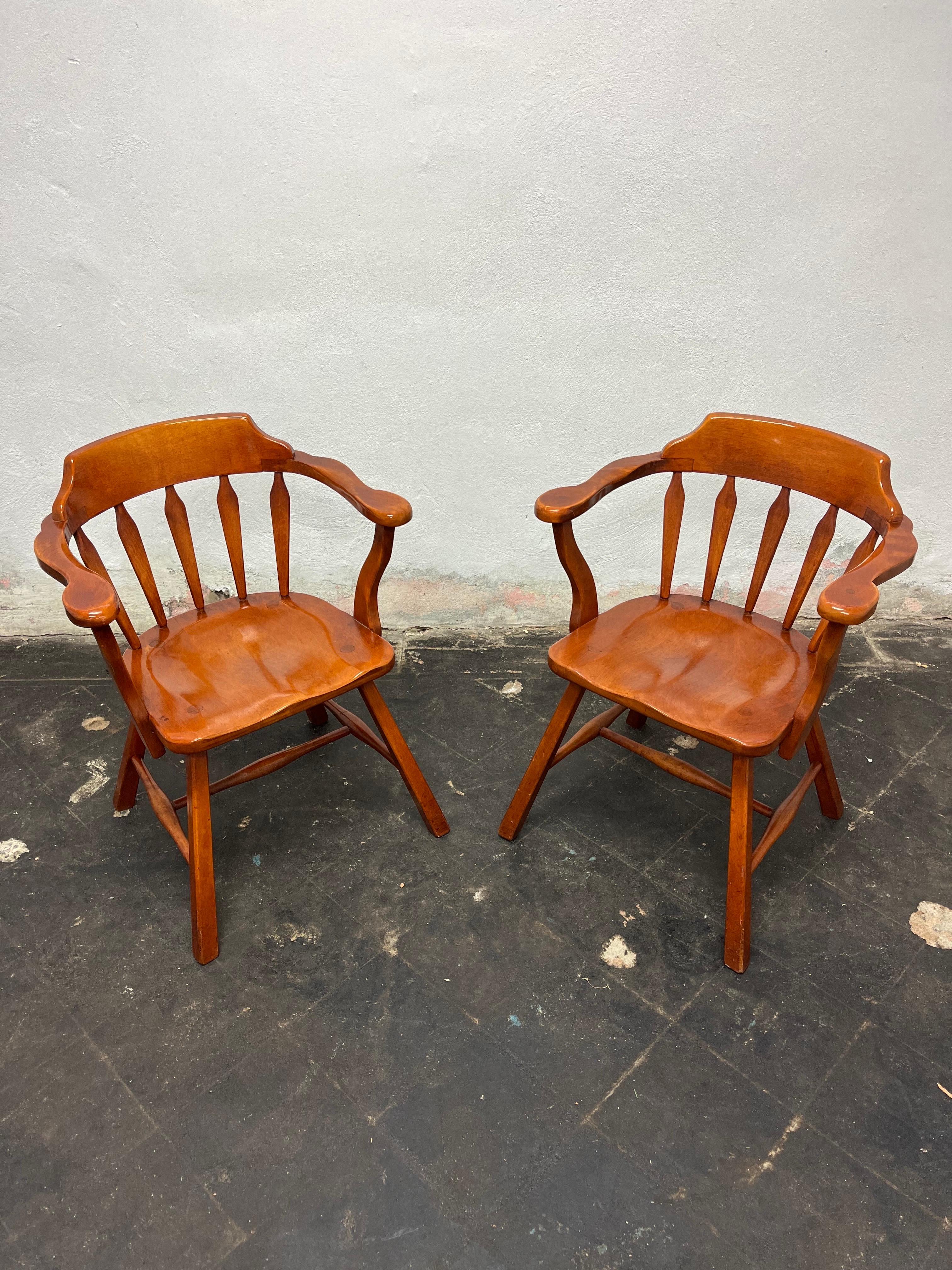 Sedie classiche Cushman in acero. Stile senza tempo e qualità artigianale. Schienale arrotondato con supporti a ventaglio. Braccia e gambe ben dettagliate. 
Curbside to NYC/Philly $450