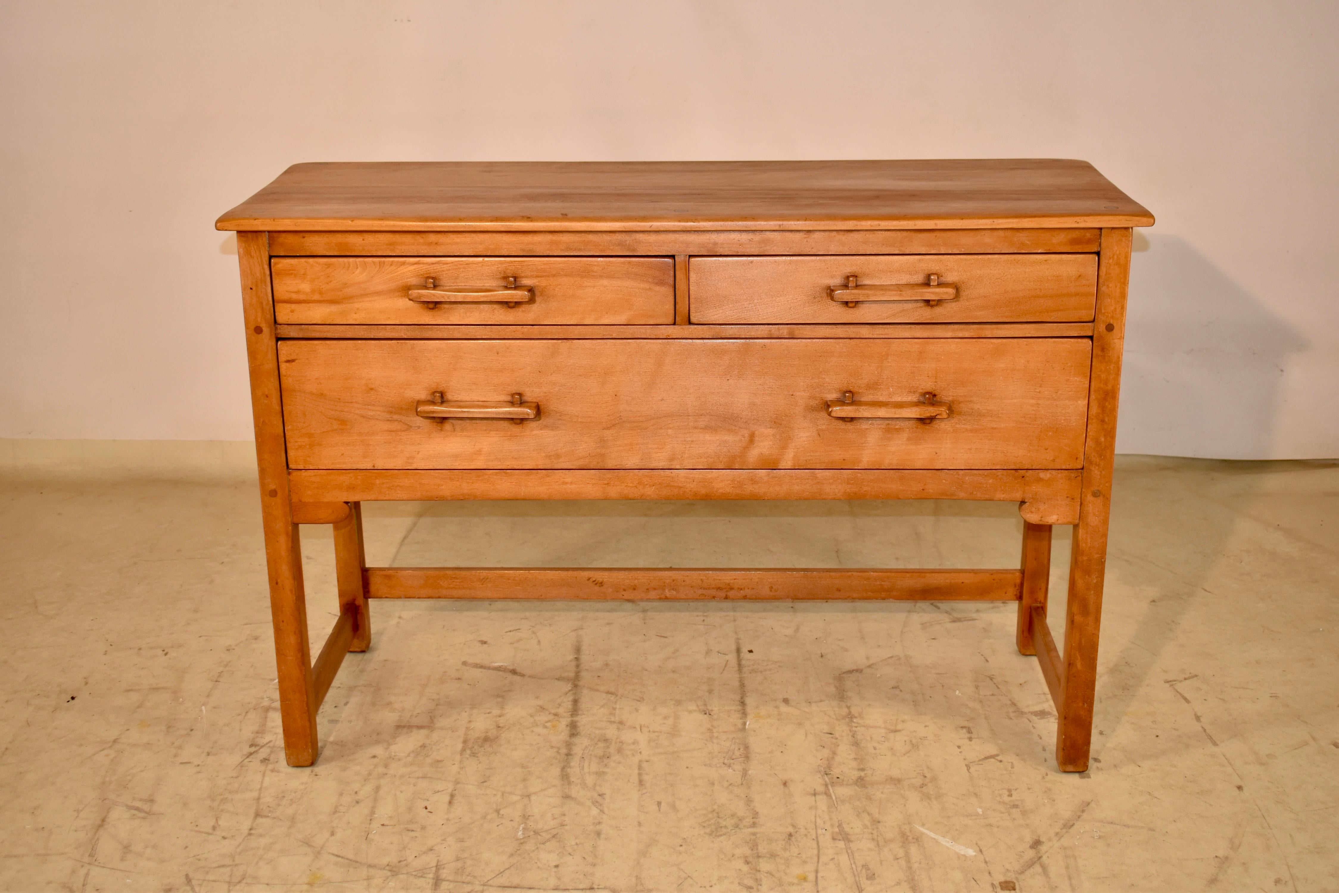 Buffet moderne du milieu du siècle fabriqué en bouleau par Cushman Coloni du Vermont.  Le plateau est constitué de quatre planches avec une merveilleuse construction à chevilles.  Les côtés sont simples et il y a deux petits tiroirs au-dessus d'un