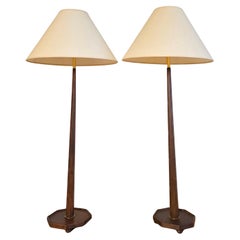 Lámparas personalizadas de mediados de siglo Un par de nogal inglés