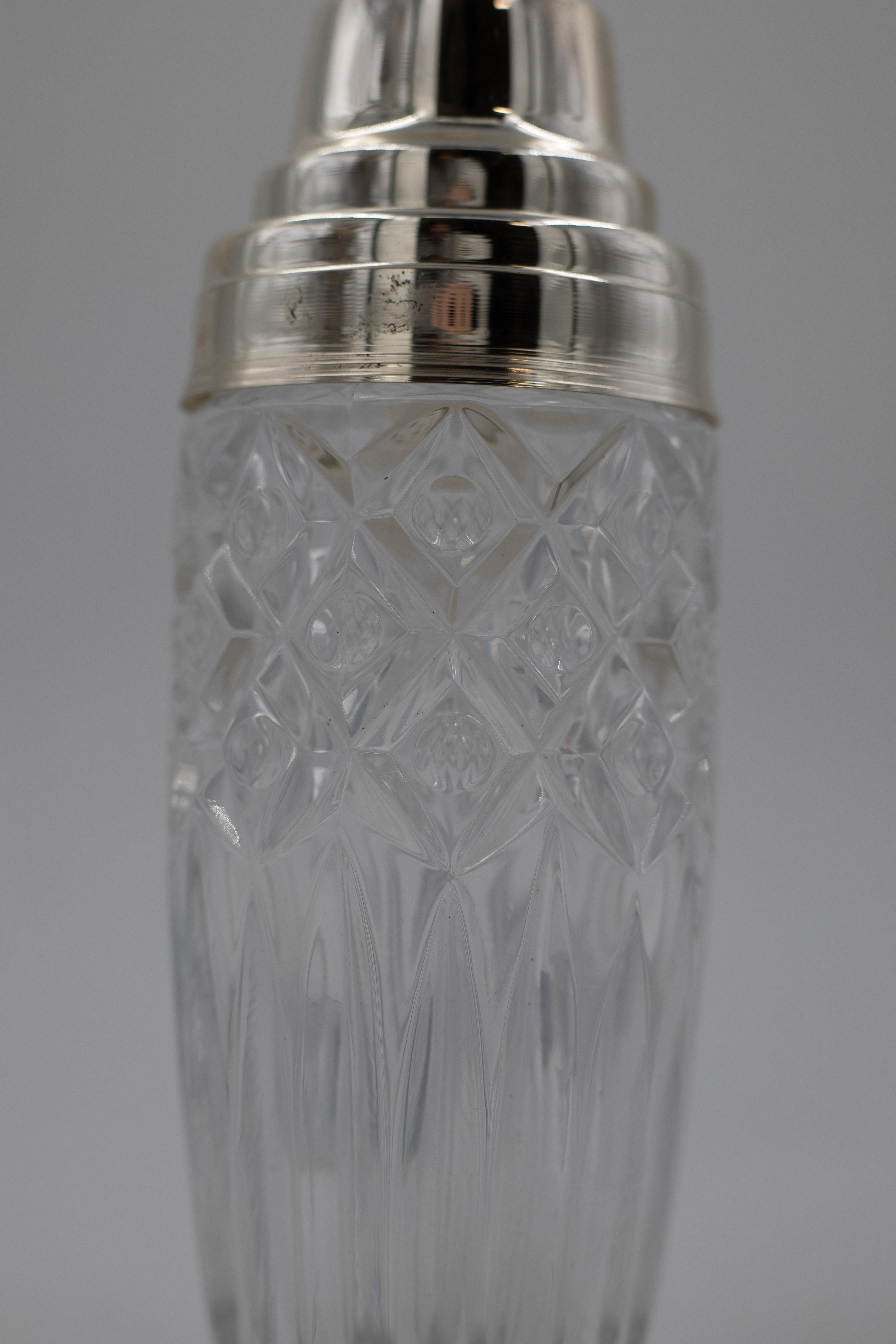 Cocktail Shaker aus geschliffenem Kristall aus der Jahrhundertmitte mit versilbertem Deckel im Zustand „Gut“ im Angebot in North Charleston, SC