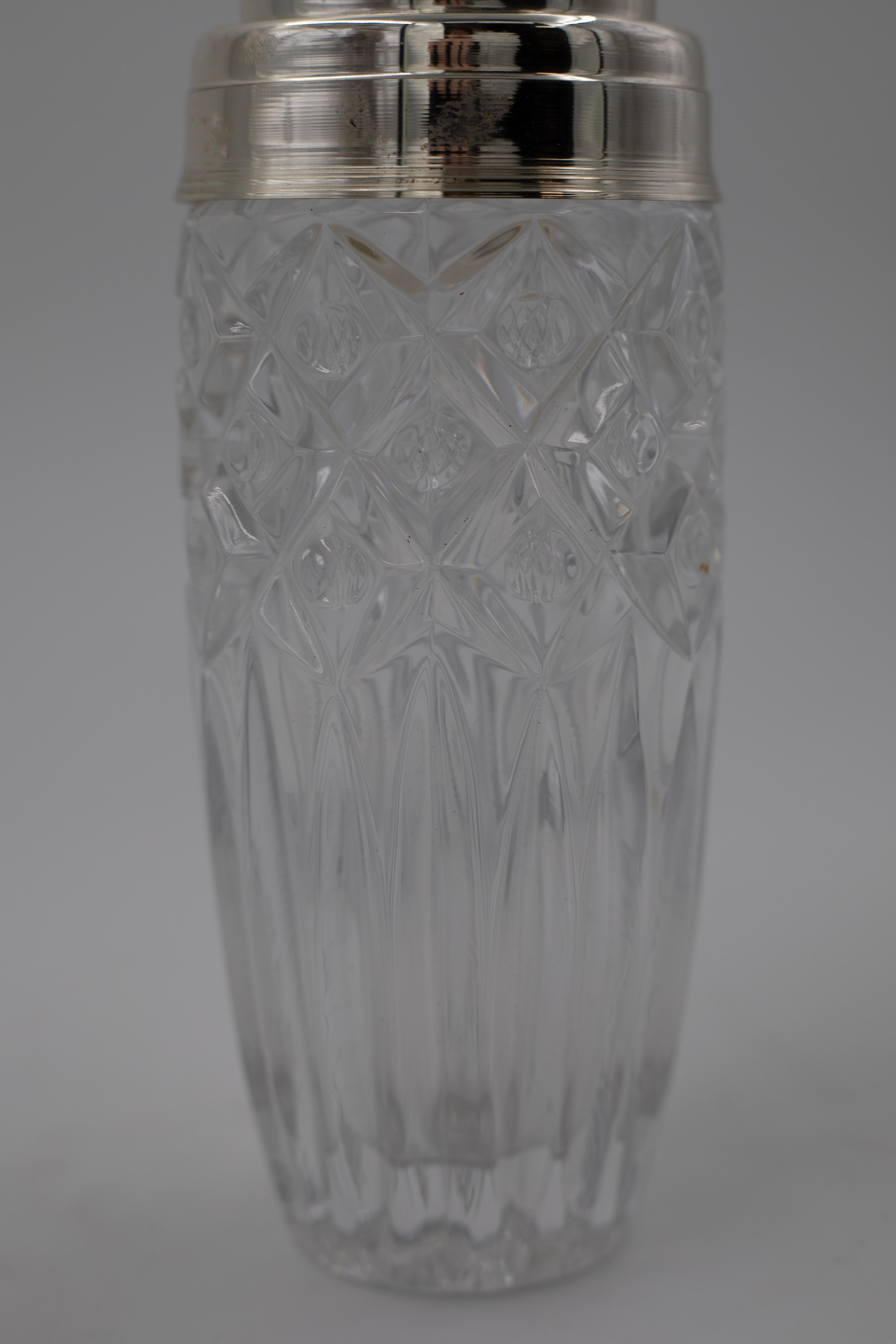 Cocktail Shaker aus geschliffenem Kristall aus der Jahrhundertmitte mit versilbertem Deckel (20. Jahrhundert) im Angebot