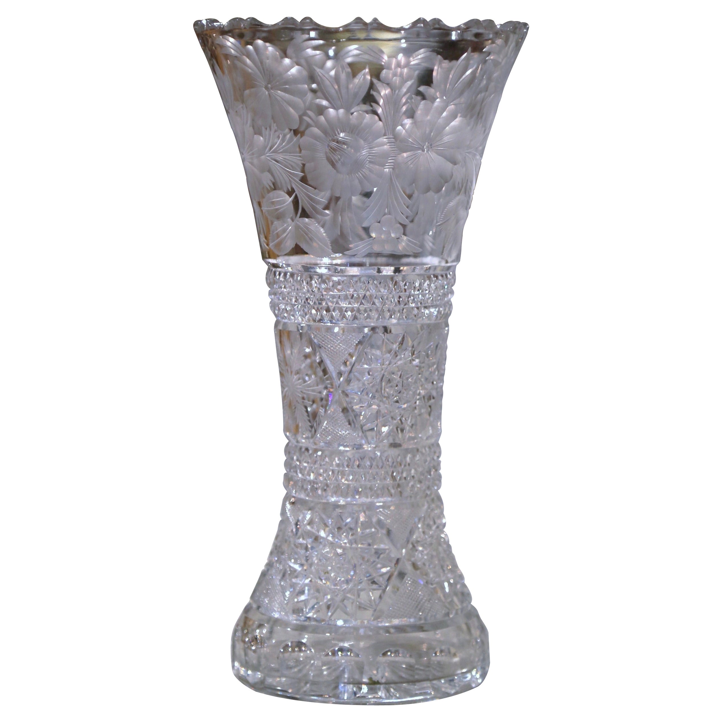 Vase trompette en cristal taillé du milieu du siècle dernier avec motifs géométriques d'étoiles et de fleurs