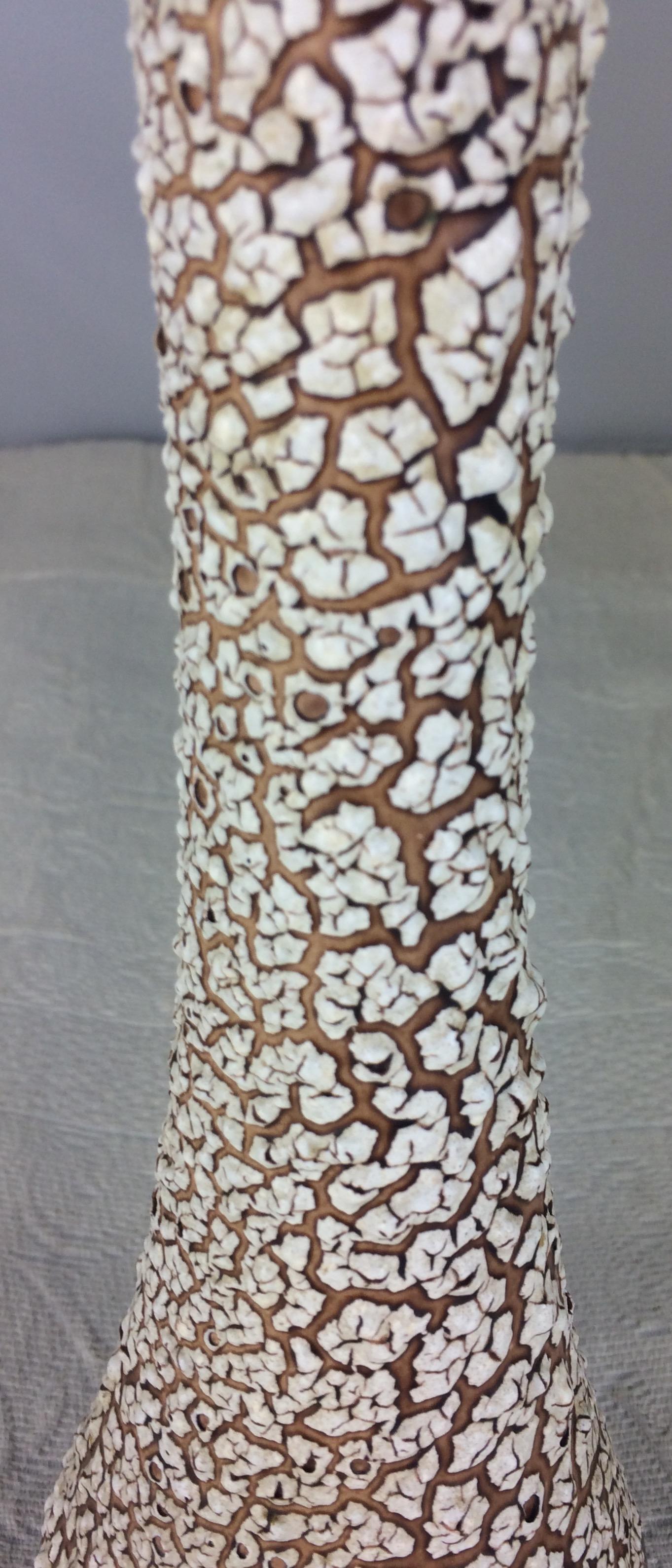 Mid-Century Modern Vase en poterie beige du milieu du siècle dernier de Vallauris, signé 