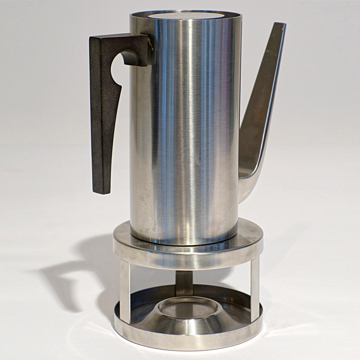 Arne Jacobsen designed the timeless Cylinda line in the mid-1960s for Stelton.
Made of stainless steel this coffee pot is 17cm high.
The matching stove is 8 cm high and has a diameter of 12 cms.