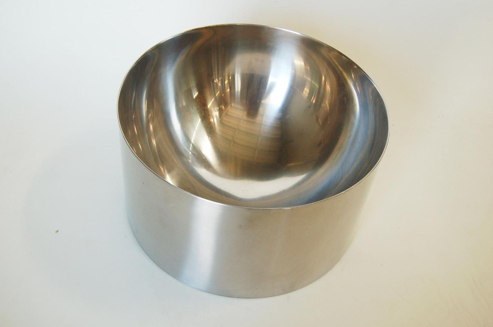 Mid-Century Modern Cylinda-Line Stainless Steel Salad Bowl by Arne Jacobsen for Stelton, Circa 1967 Made In Denmark.

Measures 5.5