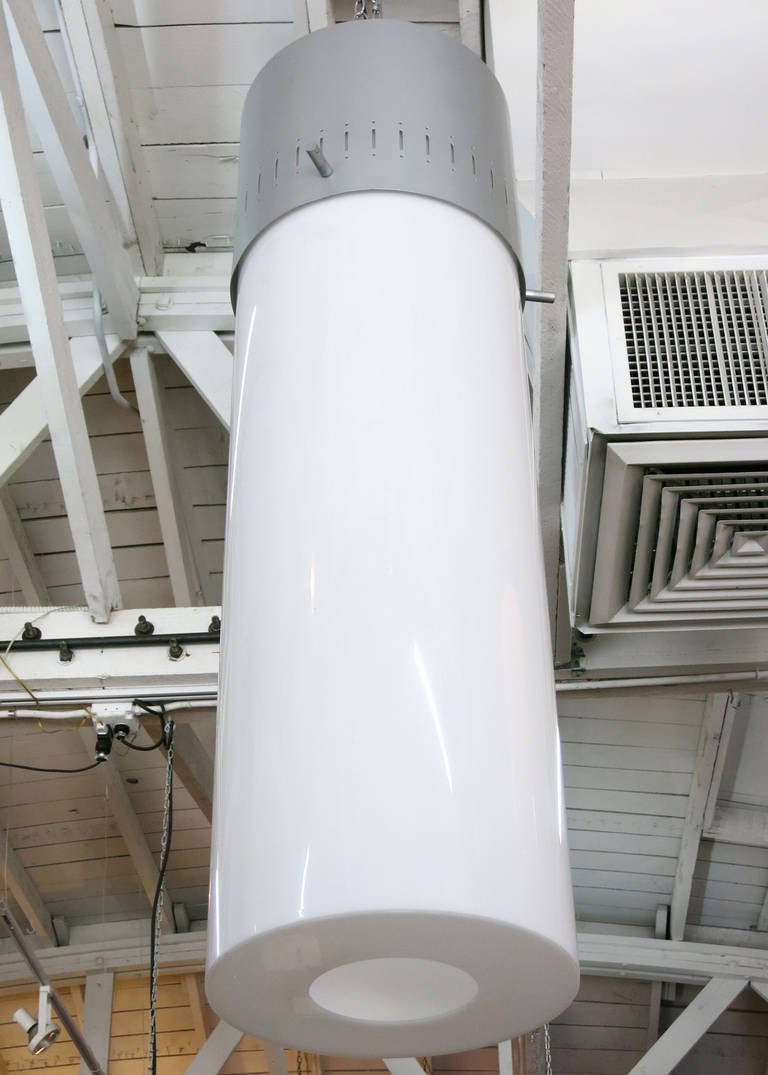Cette lampe suspendue du milieu du siècle présente toutes les caractéristiques de son époque avec un capuchon en aluminium ventilé et un corps en Lucite blanc. 

2 - disponible.