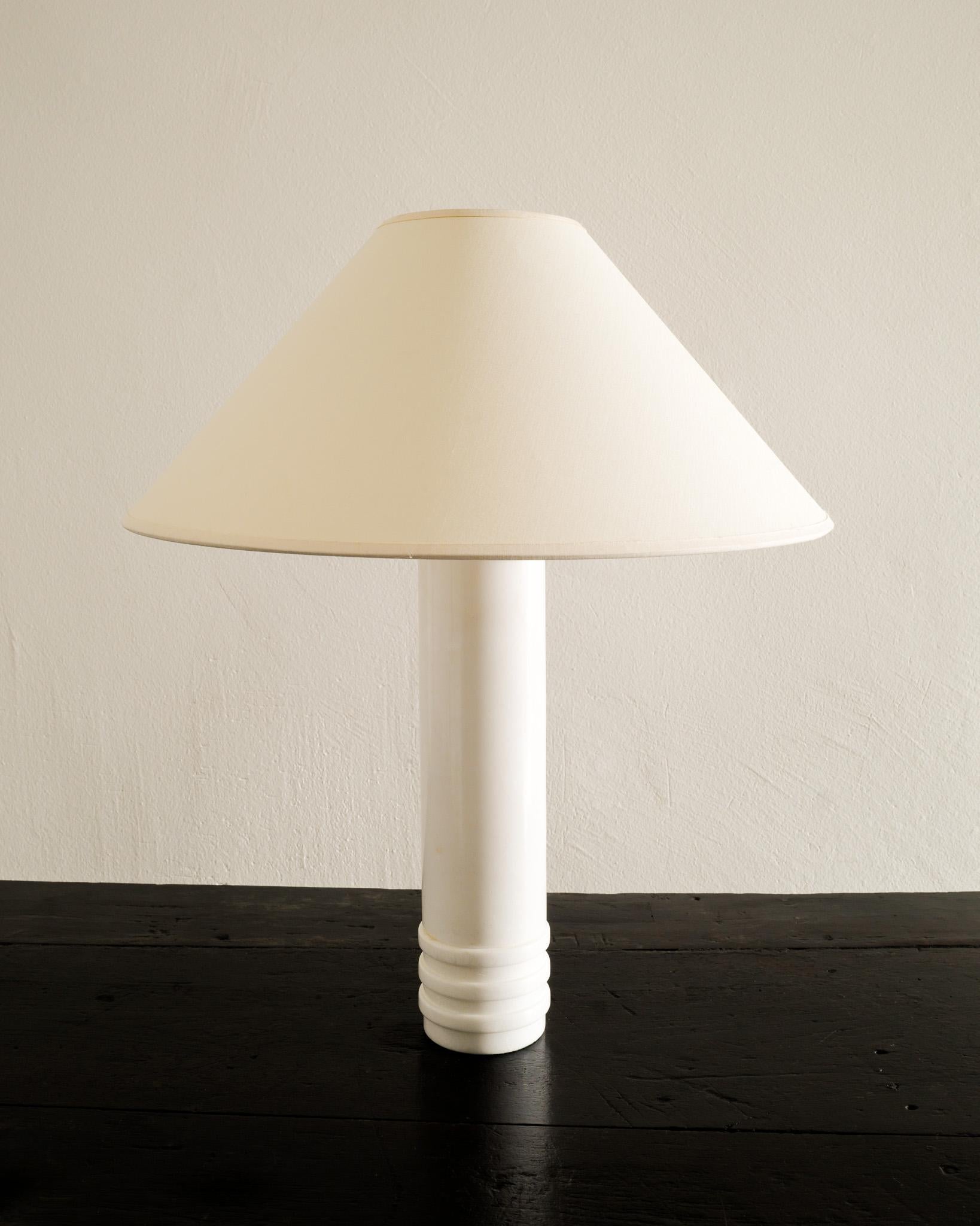 Rare Swedish mid century cylinder table / bed lamp in solid white marble produced by Bergboms Sweden 1960s. In good original condition. 

Dimensions: H: 34 cm / 13.4