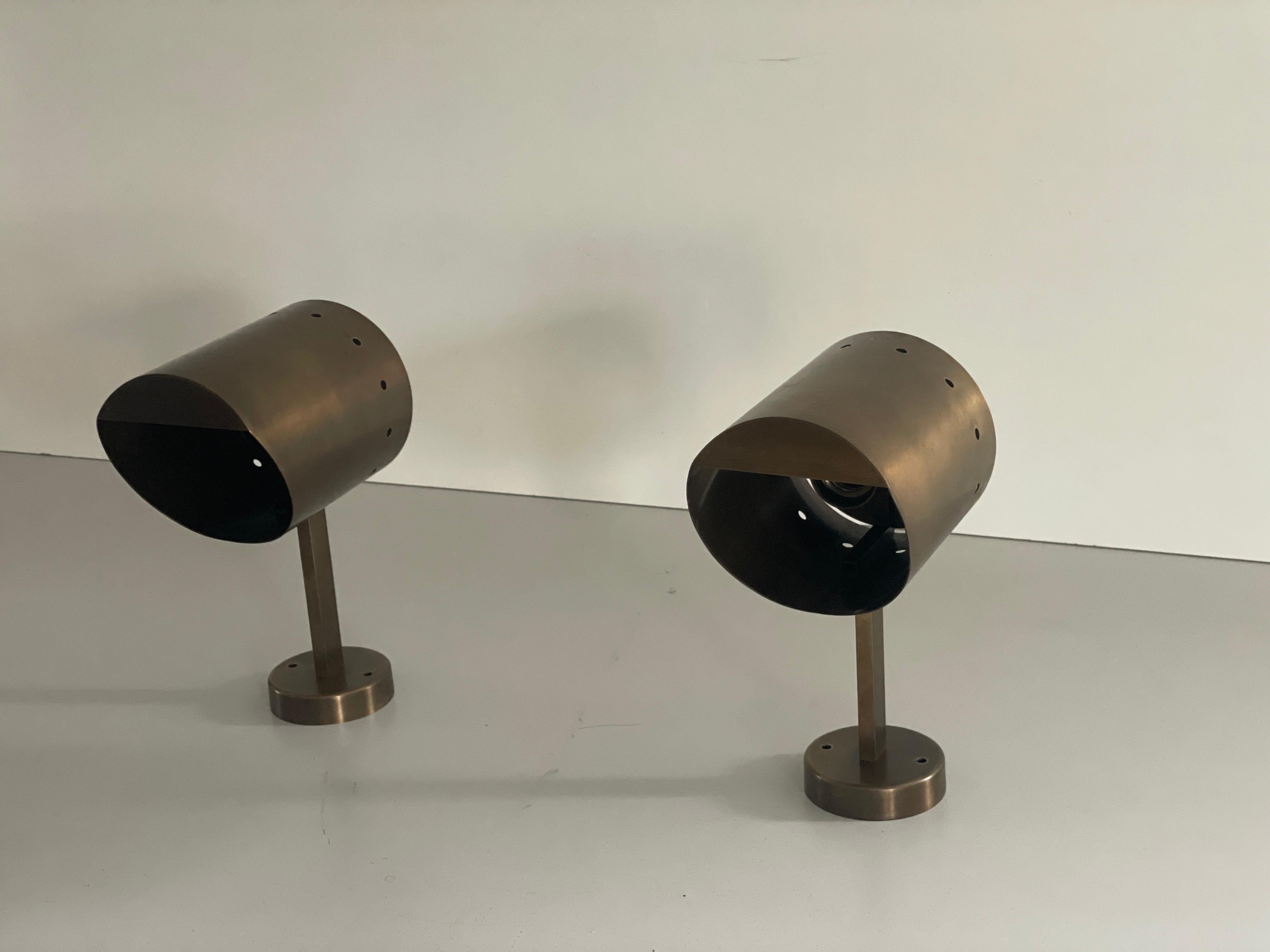 Coppia di lampade cilindriche in ottone di metà secolo con finitura anticata, anni '50, Italia in vendita 4