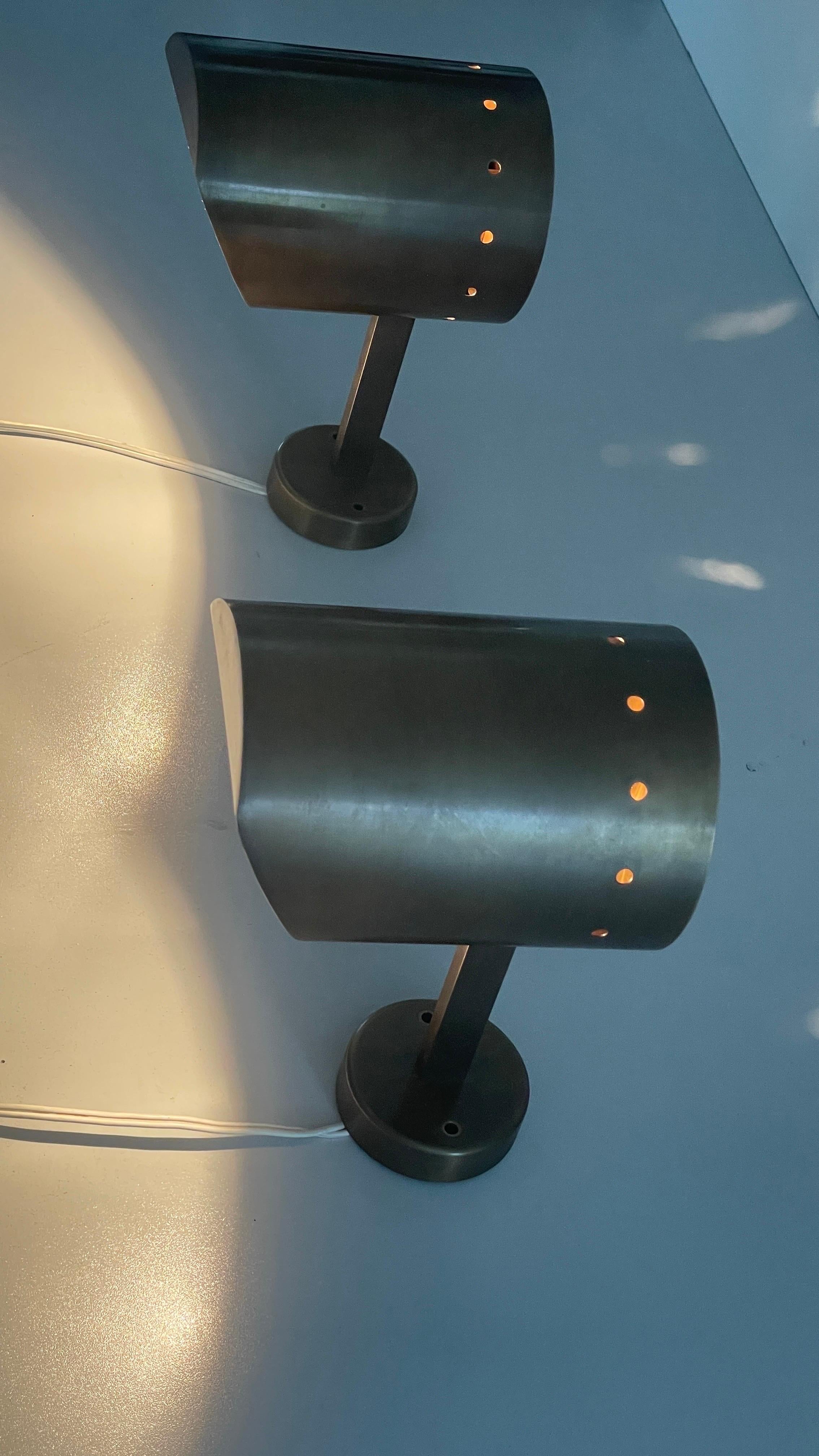 Coppia di lampade cilindriche in ottone di metà secolo con finitura anticata, anni '50, Italia in vendita 11