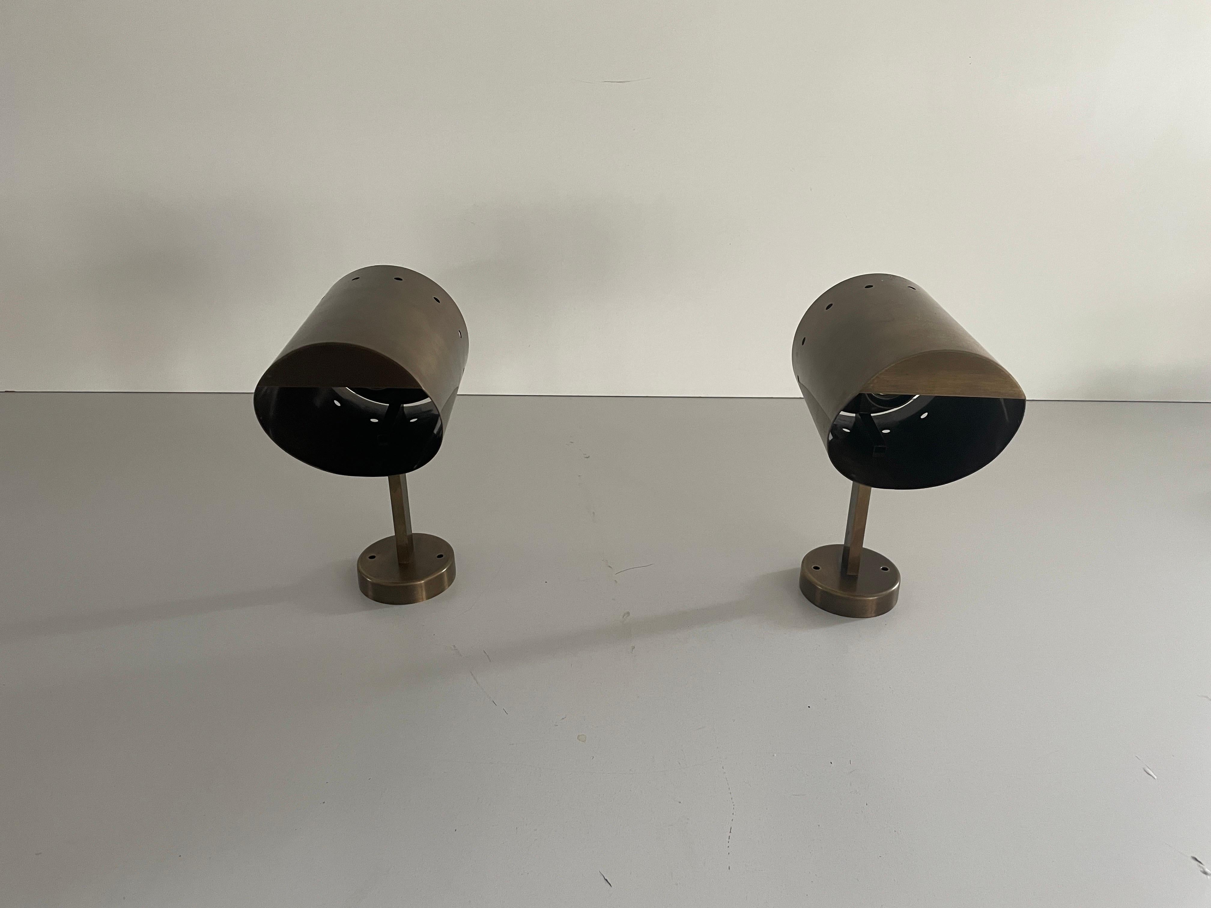 Coppia di lampade cilindriche in ottone di metà secolo con finitura anticata, anni '50, Italia

Lampade da parete molto belle e di alta qualità.

Le lampade sono in ottime condizioni vintage.

Queste lampade funzionano con lampadine standard E27.