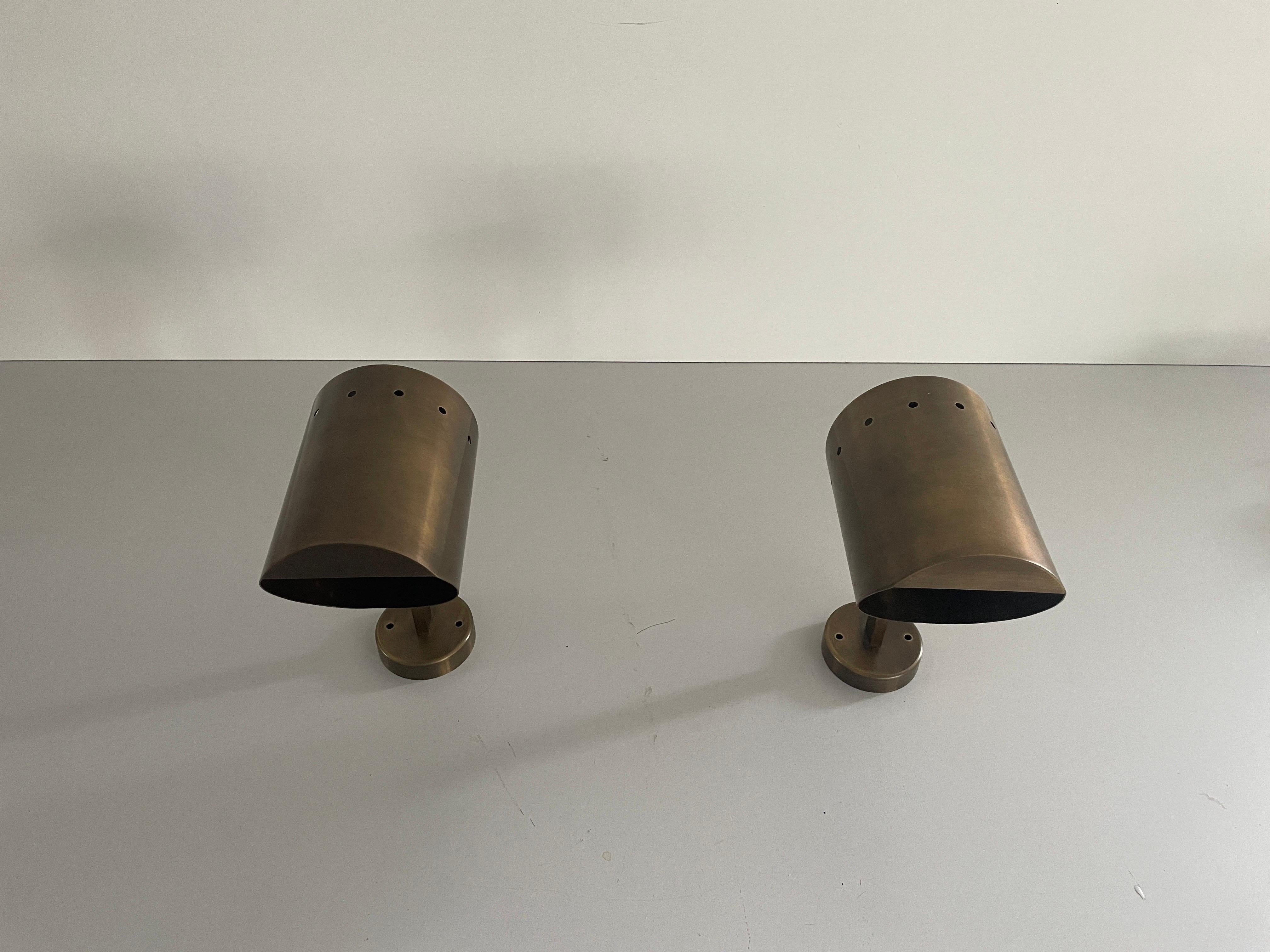 Mid-Century moderno Coppia di lampade cilindriche in ottone di metà secolo con finitura anticata, anni '50, Italia in vendita