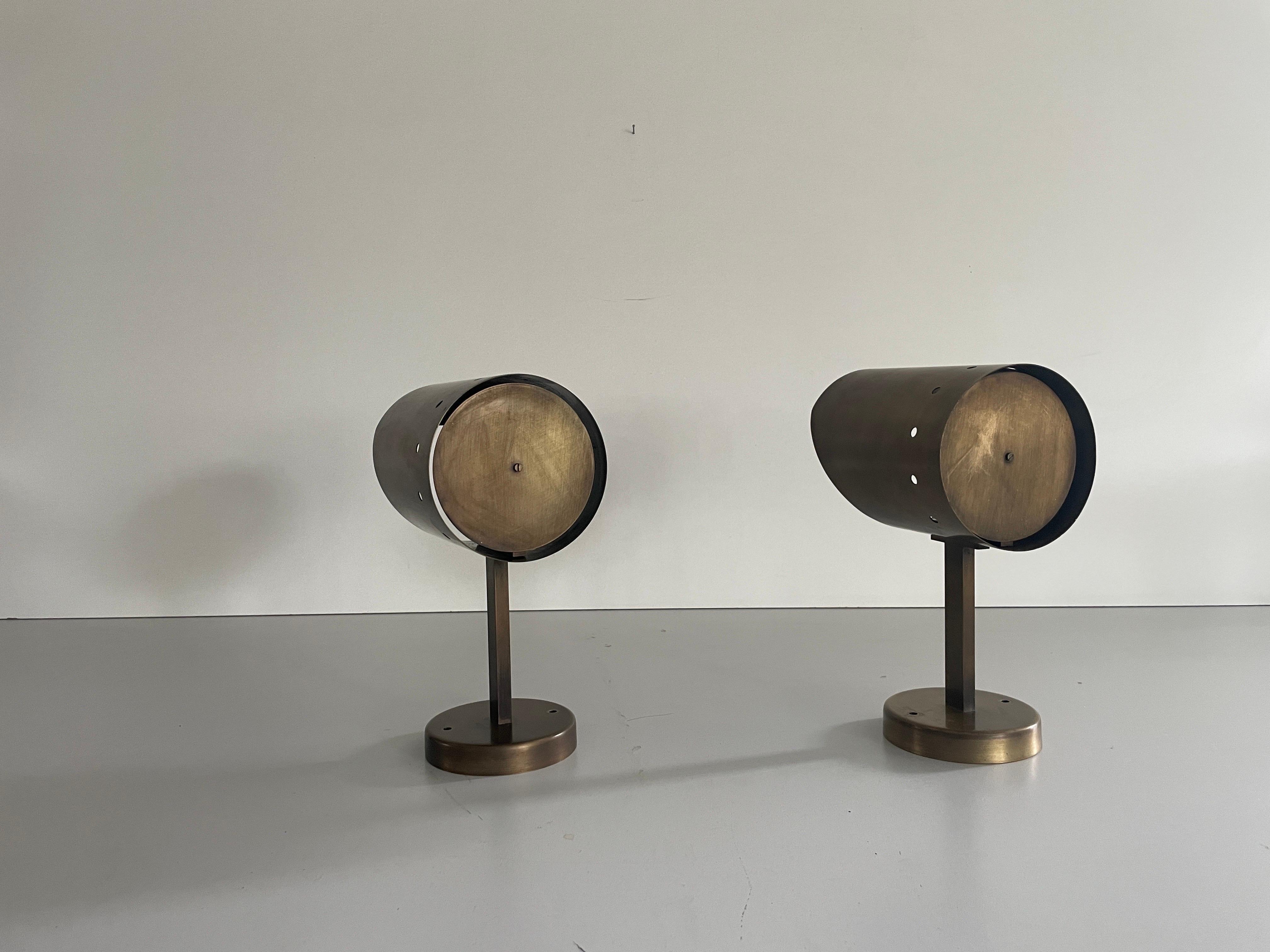 Italiano Coppia di lampade cilindriche in ottone di metà secolo con finitura anticata, anni '50, Italia in vendita