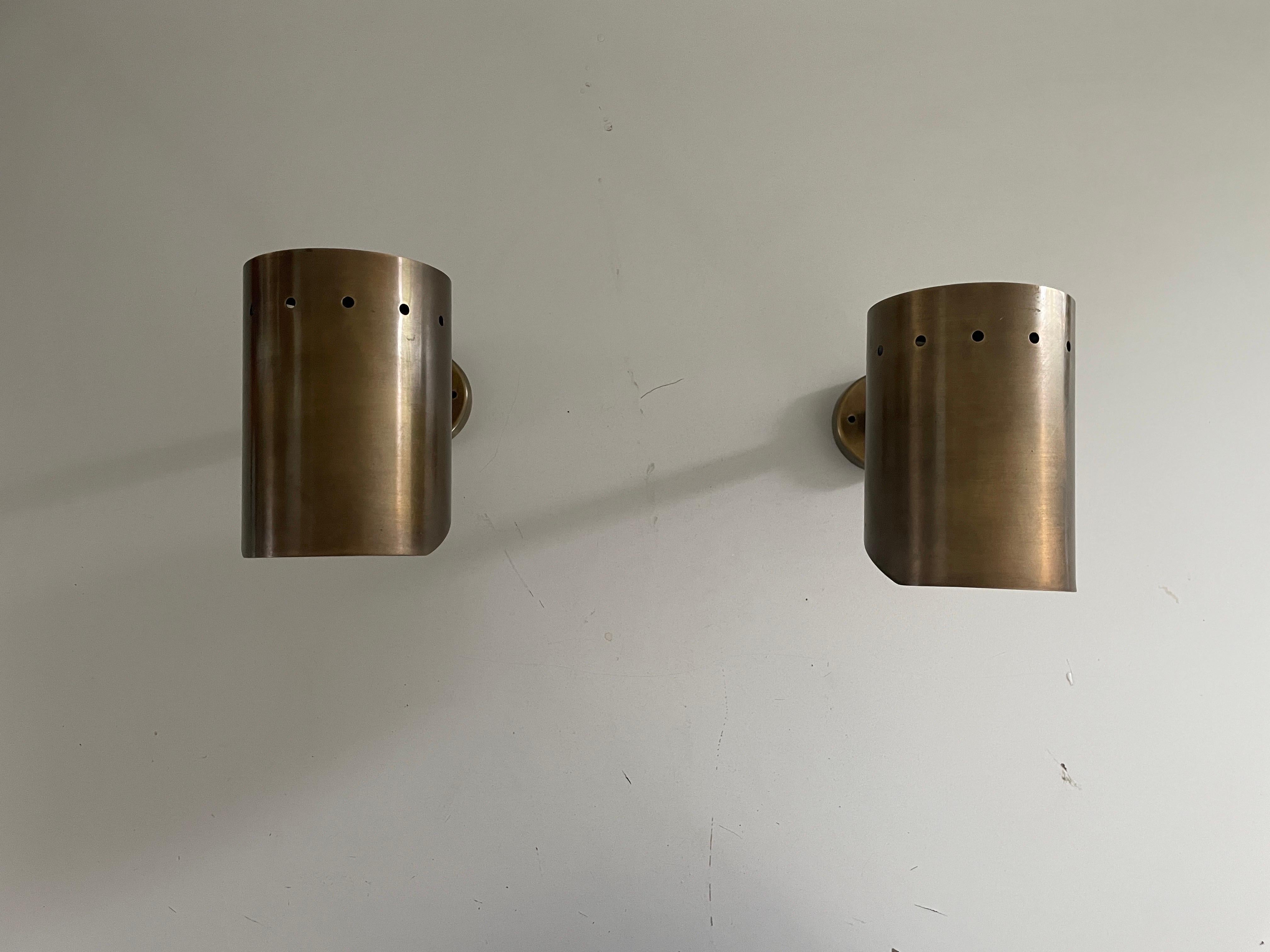 Metà XX secolo Coppia di lampade cilindriche in ottone di metà secolo con finitura anticata, anni '50, Italia in vendita
