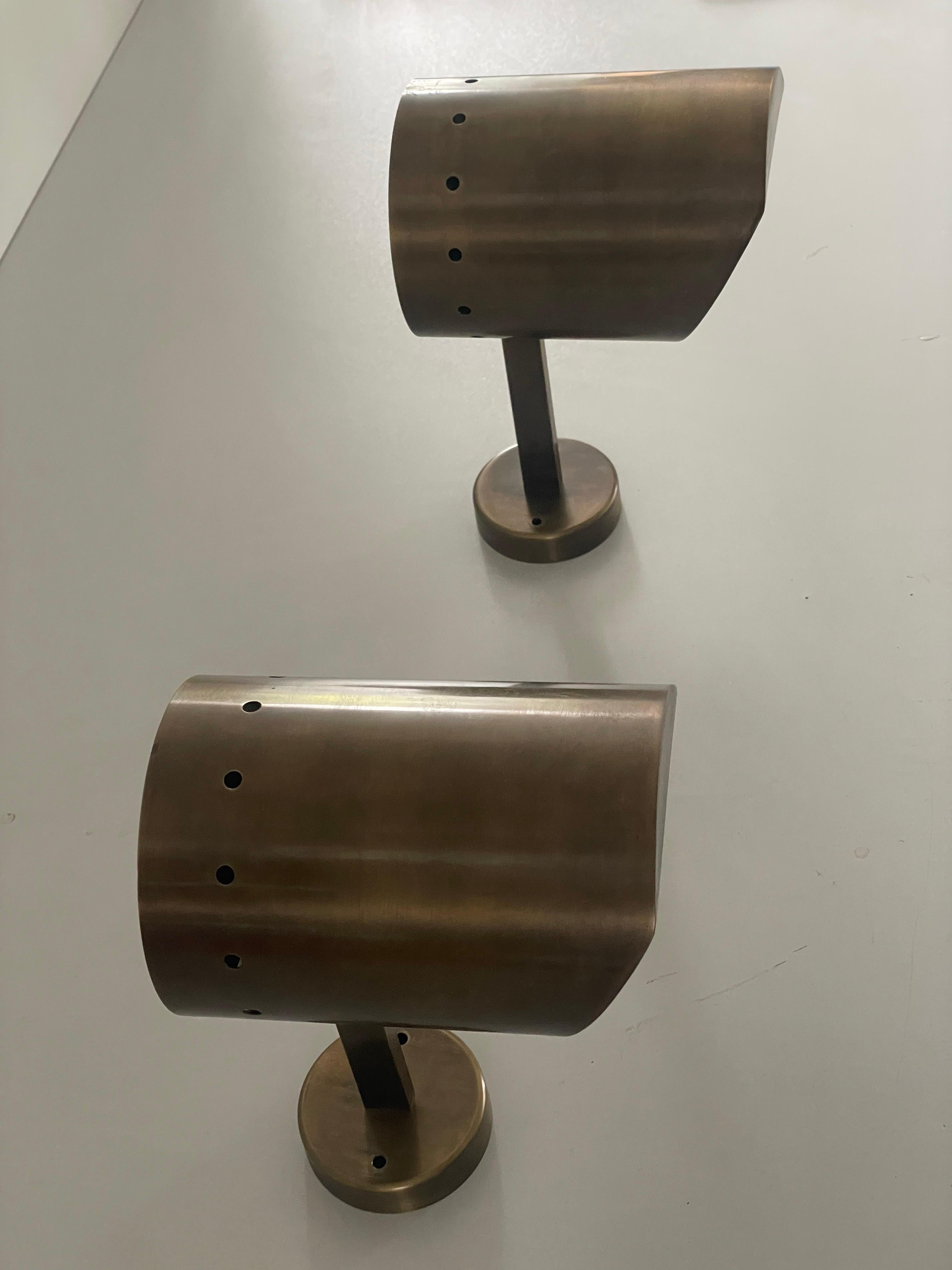 Coppia di lampade cilindriche in ottone di metà secolo con finitura anticata, anni '50, Italia in vendita 1