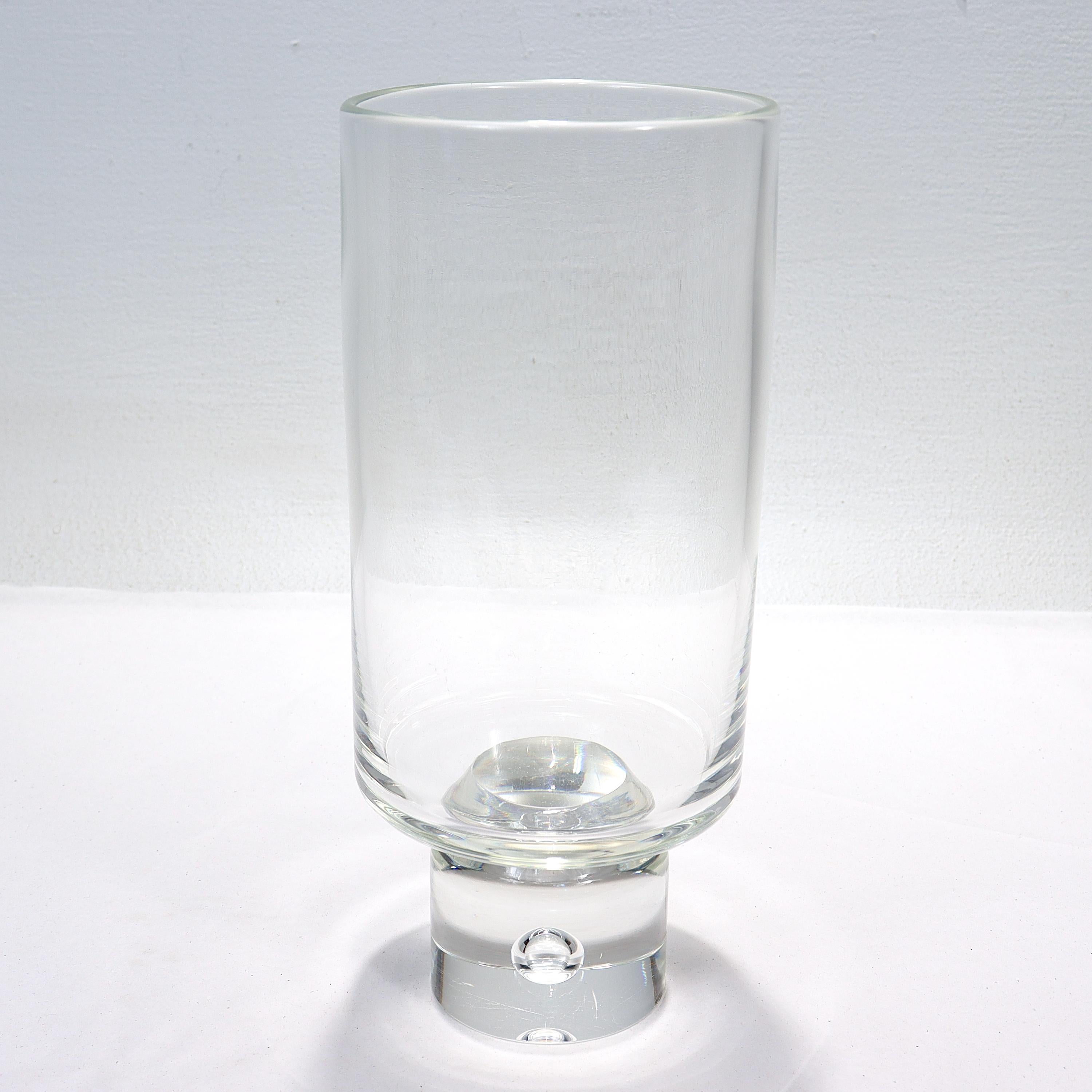 Zylindrische Steuben-Kunstglas-Sockelvase mit gefangener Blase aus der Mitte des Jahrhunderts (Moderne der Mitte des Jahrhunderts) im Angebot