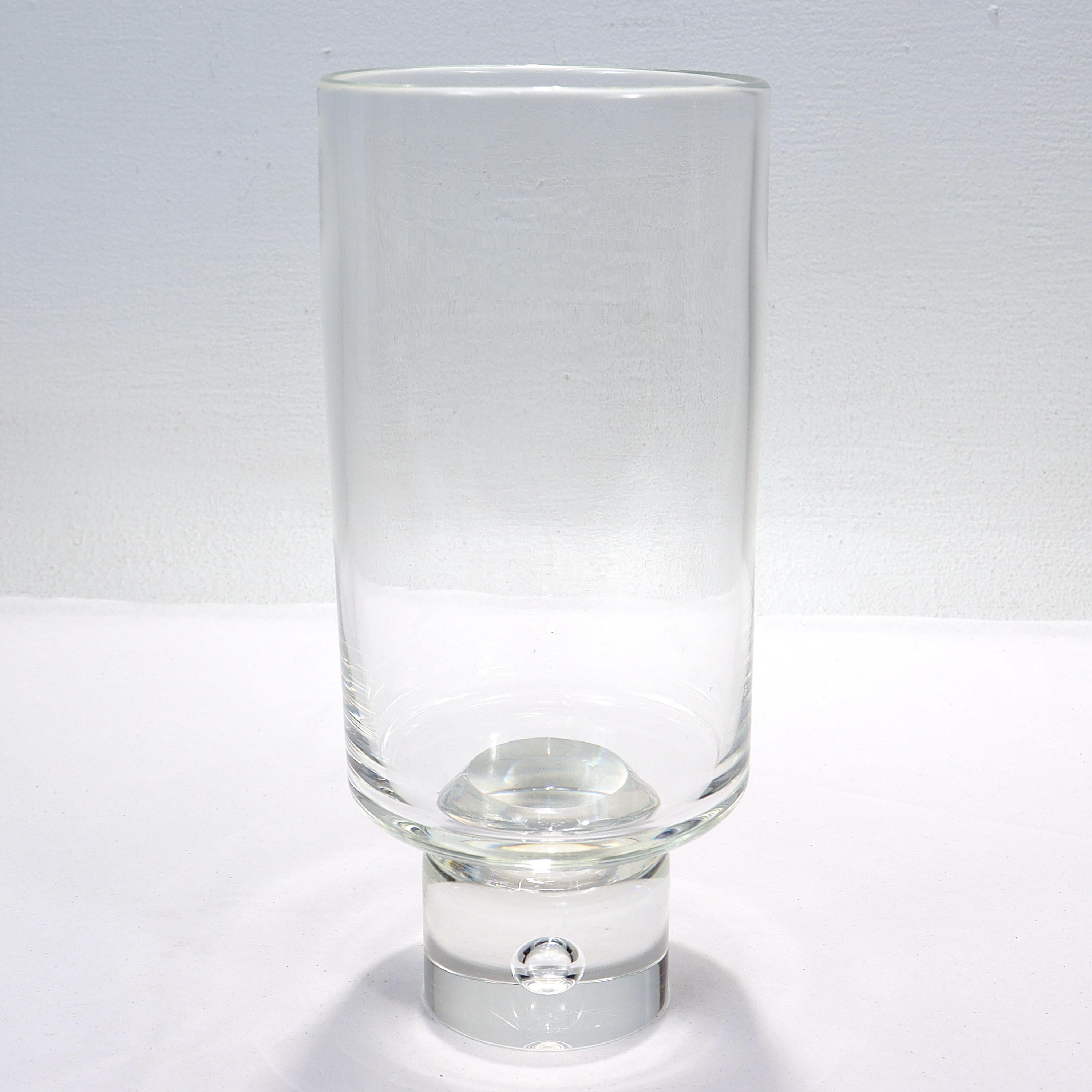 Zylindrische Steuben-Kunstglas-Sockelvase mit gefangener Blase aus der Mitte des Jahrhunderts (amerikanisch) im Angebot