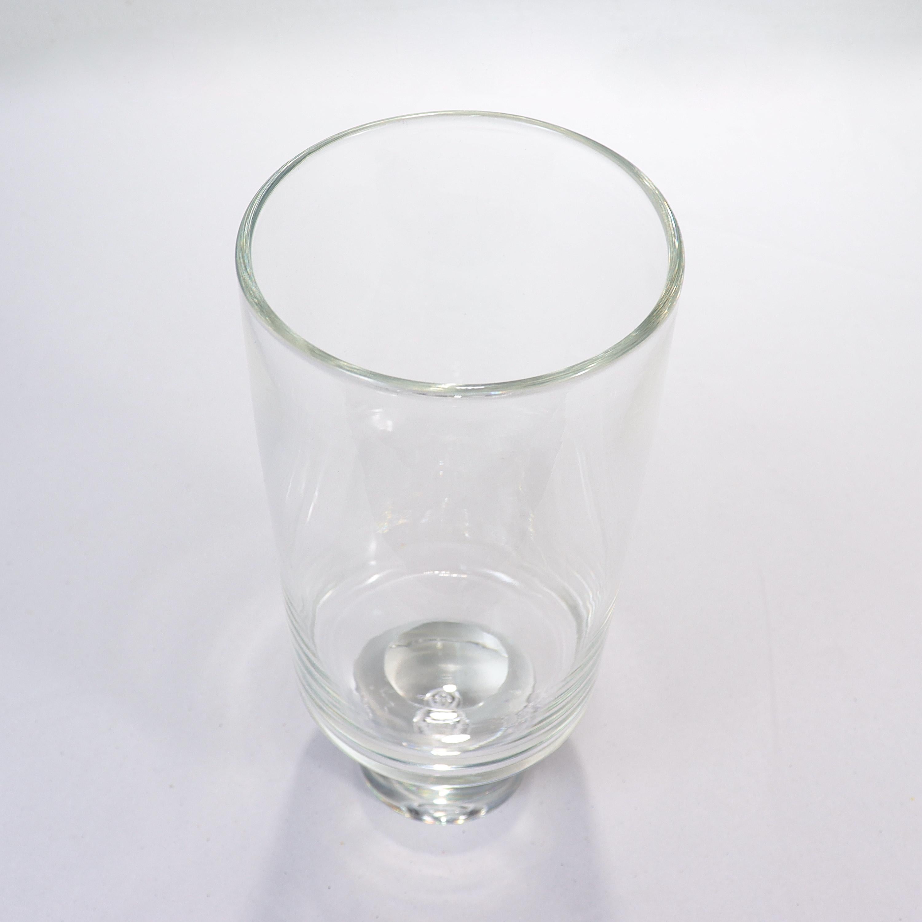 Zylindrische Steuben-Kunstglas-Sockelvase mit gefangener Blase aus der Mitte des Jahrhunderts (20. Jahrhundert) im Angebot