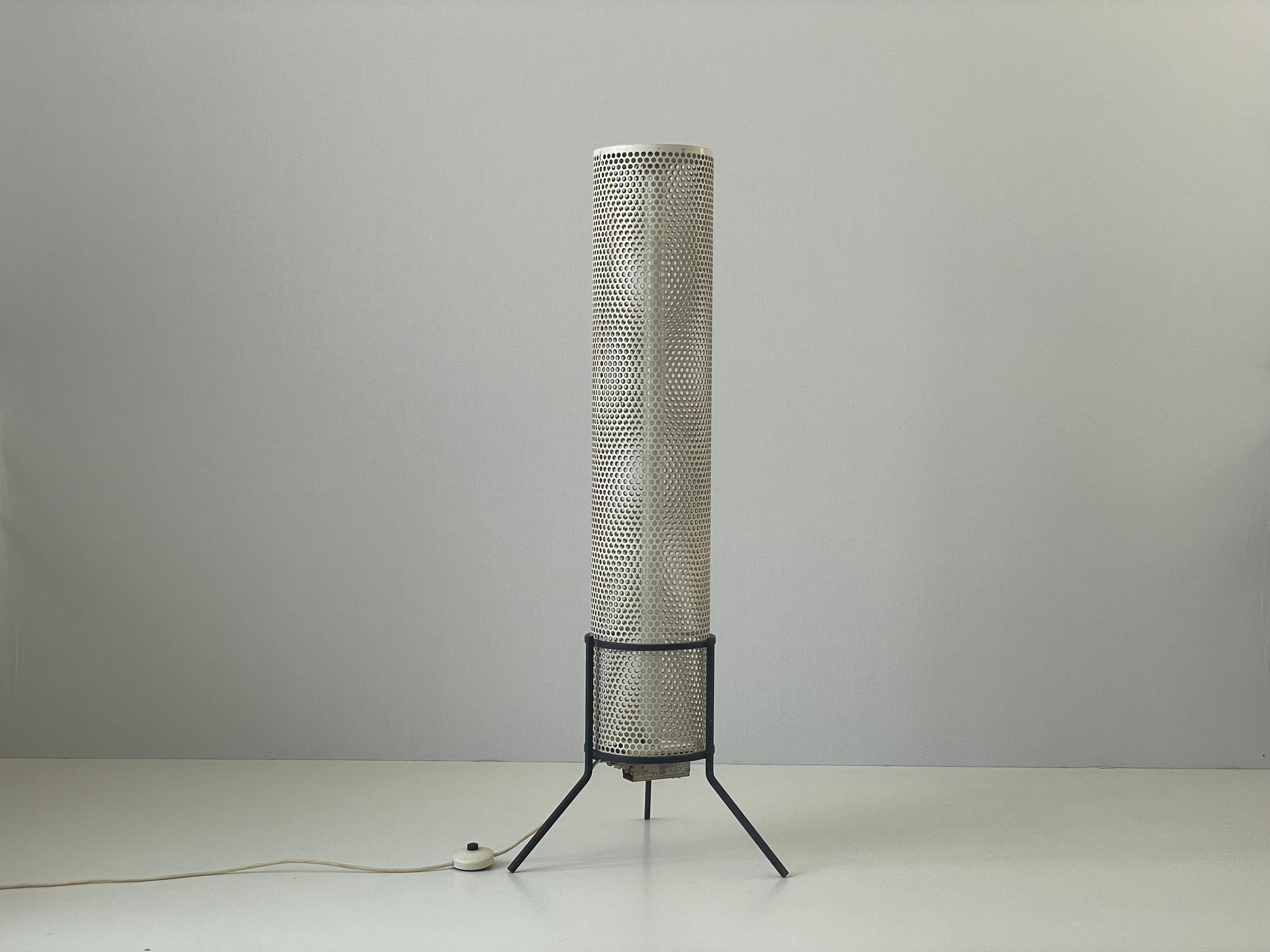 Mid-Century moderno Lampada da terra a treppiede cilindrica di metà secolo con fluorescenza, 1950, Germania in vendita