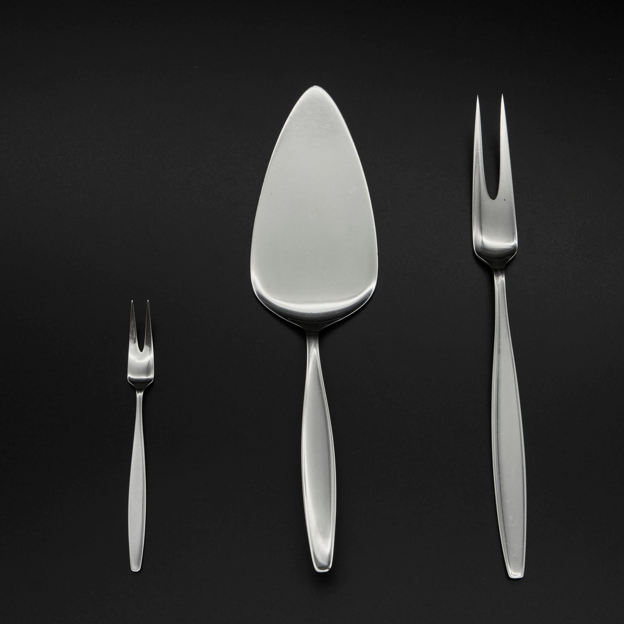 Silberbesteck mit Zypressenmuster aus der Mitte des Jahrhunderts für 12 Personen von Georg Jensen im Angebot 7