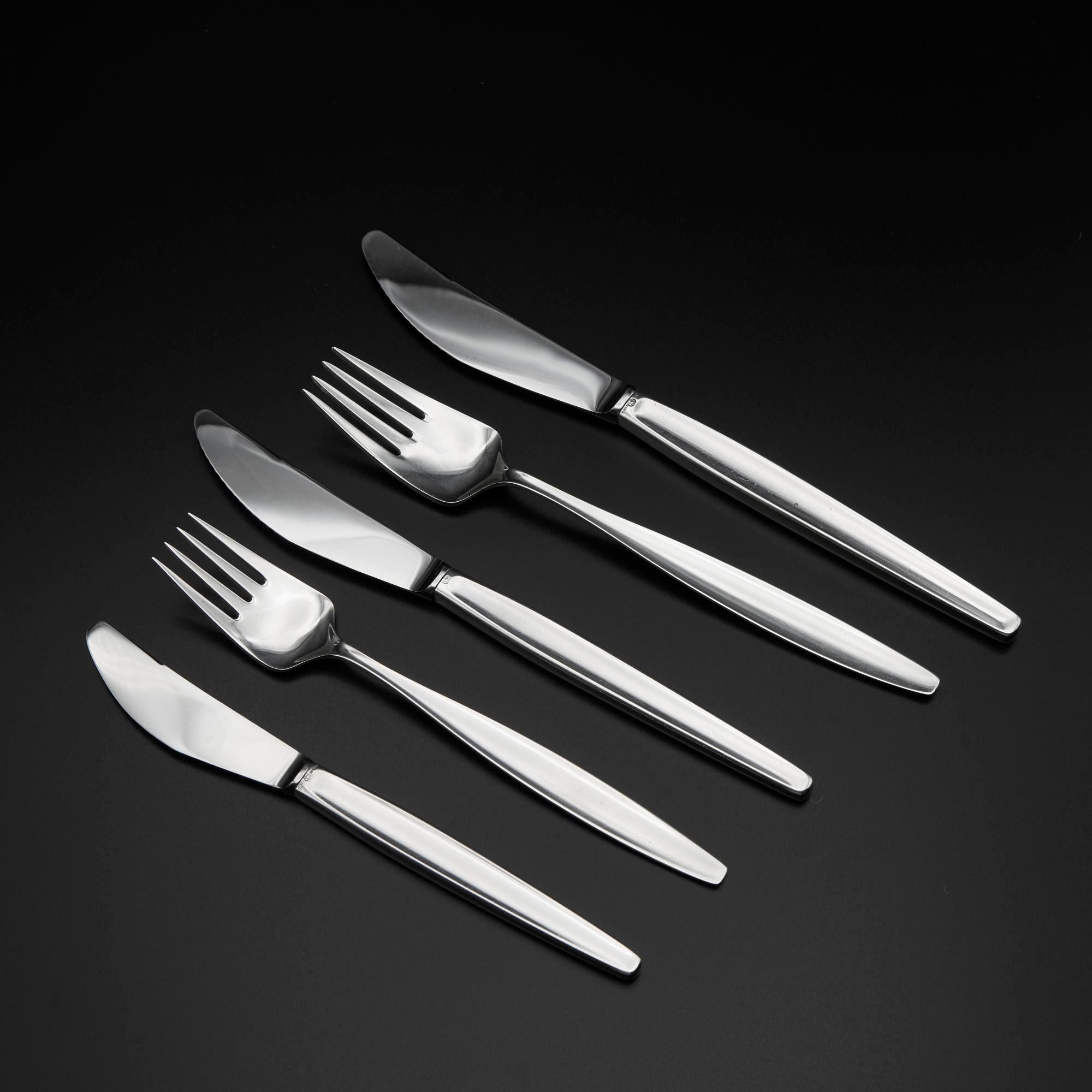 Stilvolles und umfangreiches Besteck aus Sterlingsilber mit Zypressenmuster, entworfen von Tias Eckhoff im Jahr 1953 für Georg Jensen.  Eckhoff gewann den ersten Preis in einem Wettbewerb unter skandinavischen Künstlern, um ein hochwertiges und