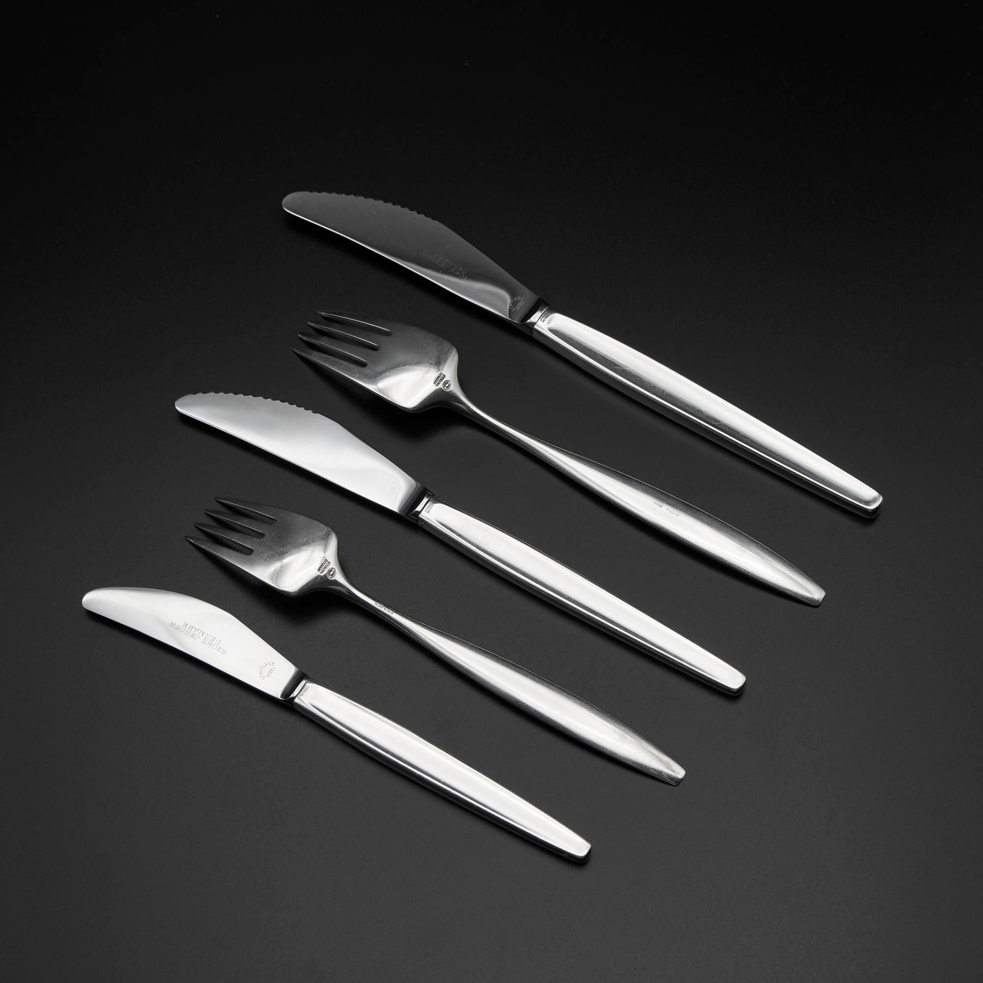 Silberbesteck mit Zypressenmuster aus der Mitte des Jahrhunderts für 12 Personen von Georg Jensen (Moderne der Mitte des Jahrhunderts) im Angebot