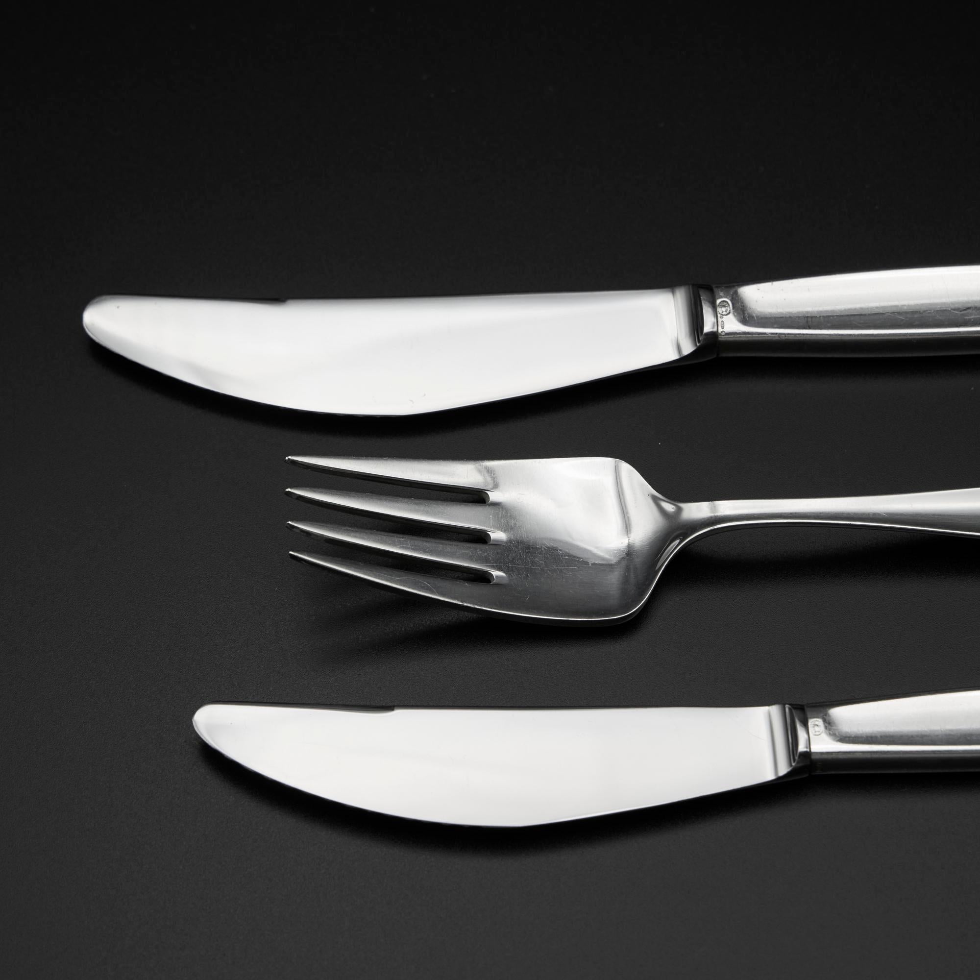 Silberbesteck mit Zypressenmuster aus der Mitte des Jahrhunderts für 12 Personen von Georg Jensen (Dänisch) im Angebot