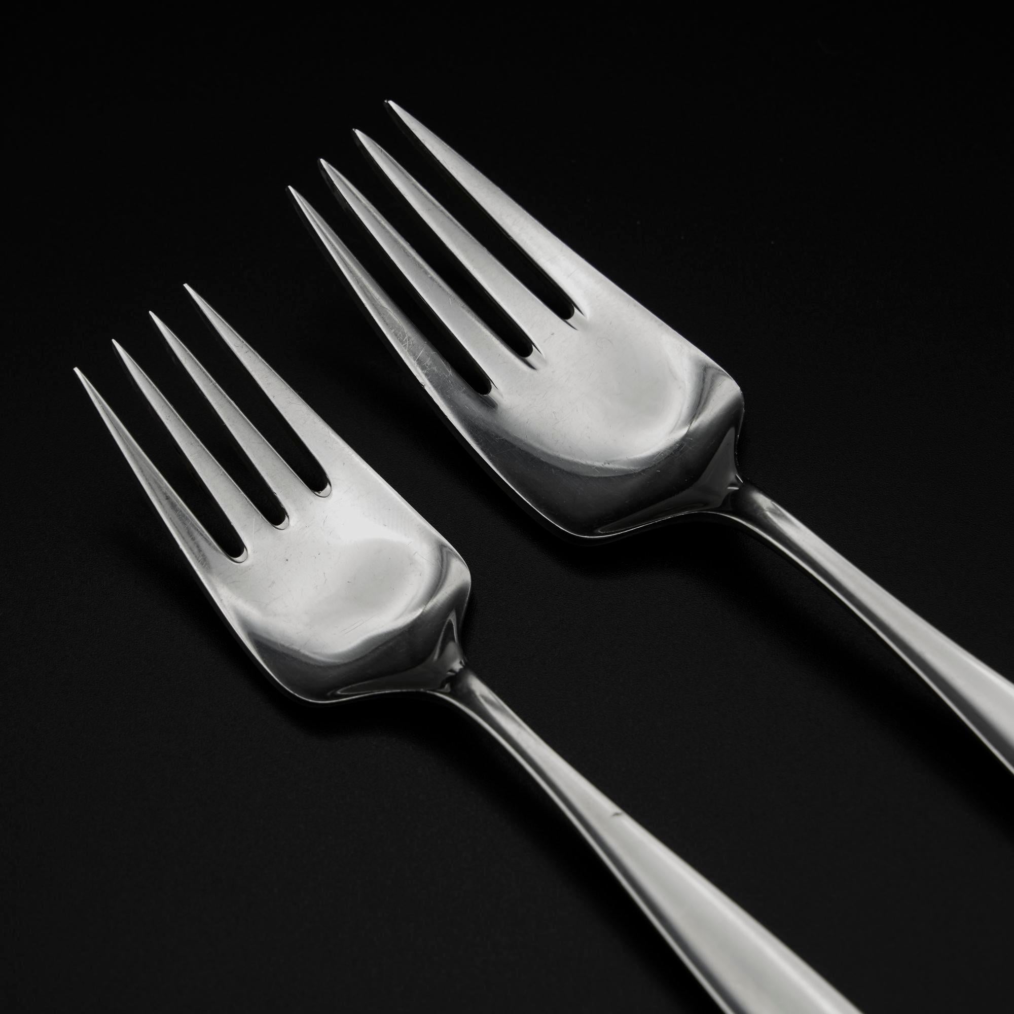 Silberbesteck mit Zypressenmuster aus der Mitte des Jahrhunderts für 12 Personen von Georg Jensen (Mitte des 20. Jahrhunderts) im Angebot