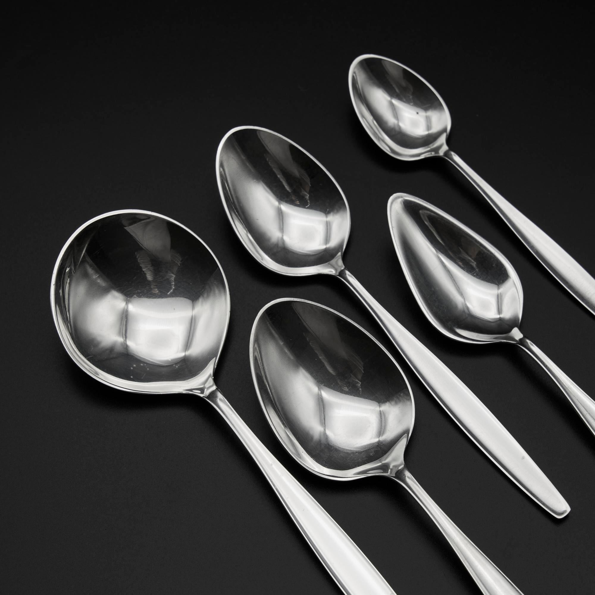 Silberbesteck mit Zypressenmuster aus der Mitte des Jahrhunderts für 12 Personen von Georg Jensen im Angebot 3