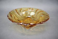 Bol décoratif en verre ambre pressé tchèque du milieu du siècle, années 1960