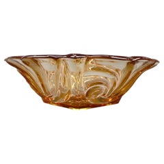 Bol décoratif en verre ambre pressé tchèque du milieu du siècle, années 1960