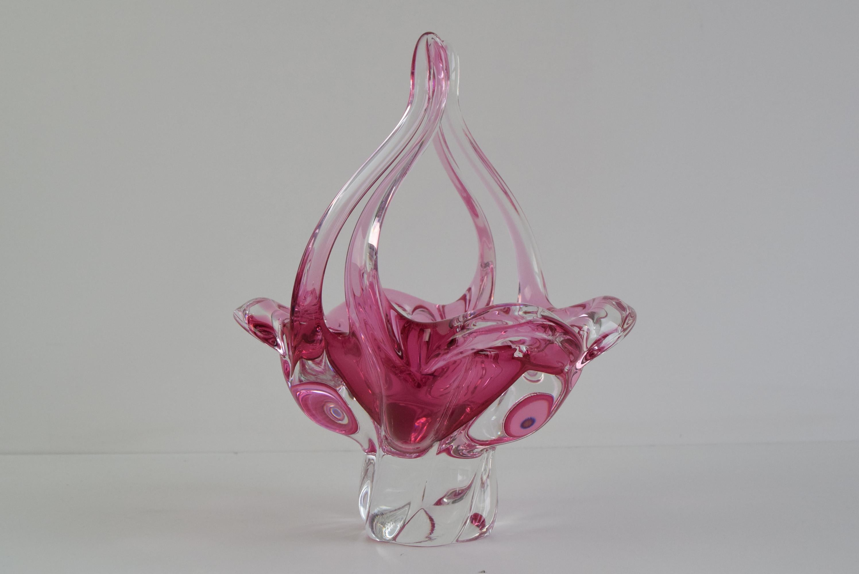 Il cestino in vetro artistico soffiato a mano è un bellissimo esempio di design in vetro ceco di metà secolo, probabilmente realizzato negli anni '60-'70 da Josef Hospodka per la Chribska Glassworks. Il pezzo presenta una forma organica e calva con