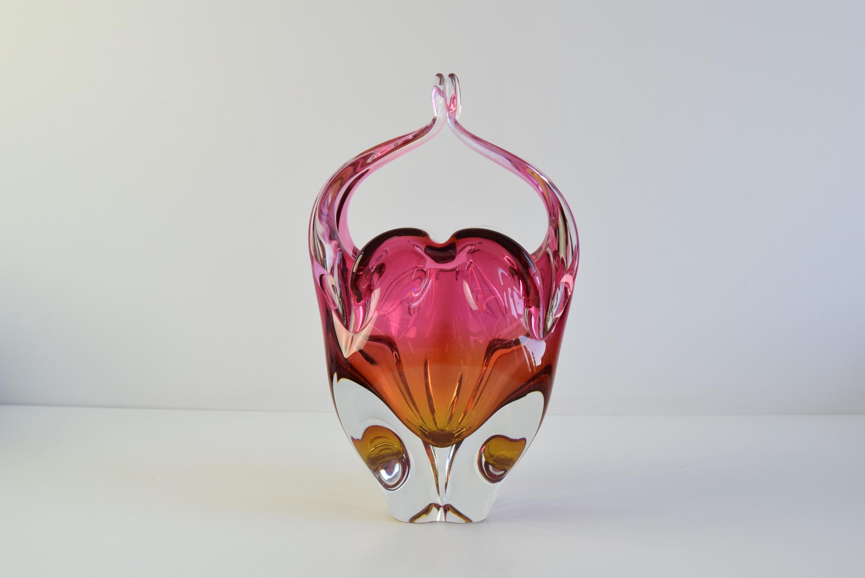 Il cestino in vetro artistico soffiato a mano è un bellissimo esempio di design in vetro ceco di metà secolo, probabilmente realizzato negli anni '60-'70 da Josef Hospodka per la Chribska Glassworks. Il pezzo presenta una forma organica e calva con