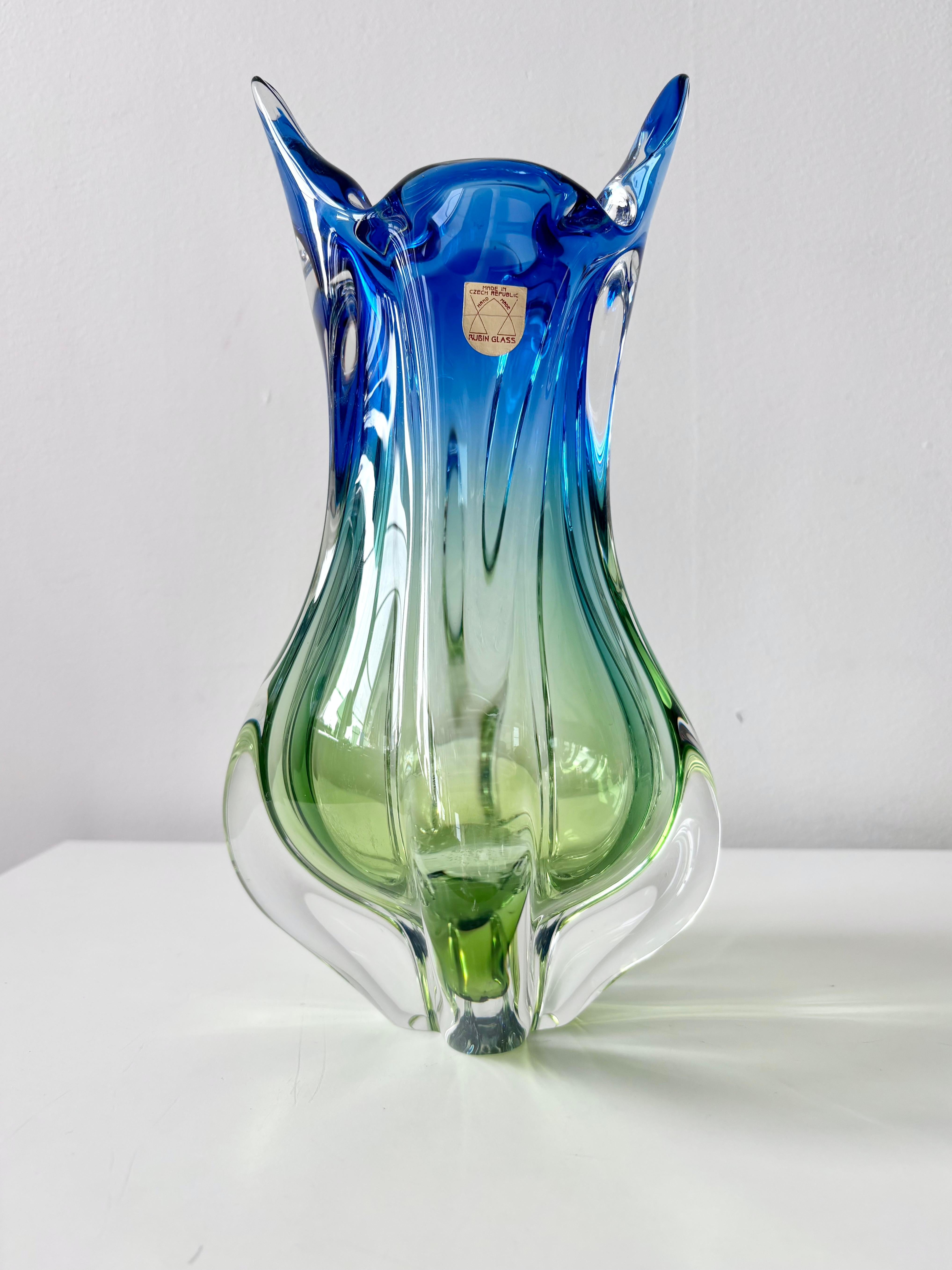 Vaso in vetro artistico ceco di metà secolo, Josef Hospodka, Chřibská (vetro Rubin), anni '60 in vendita 4