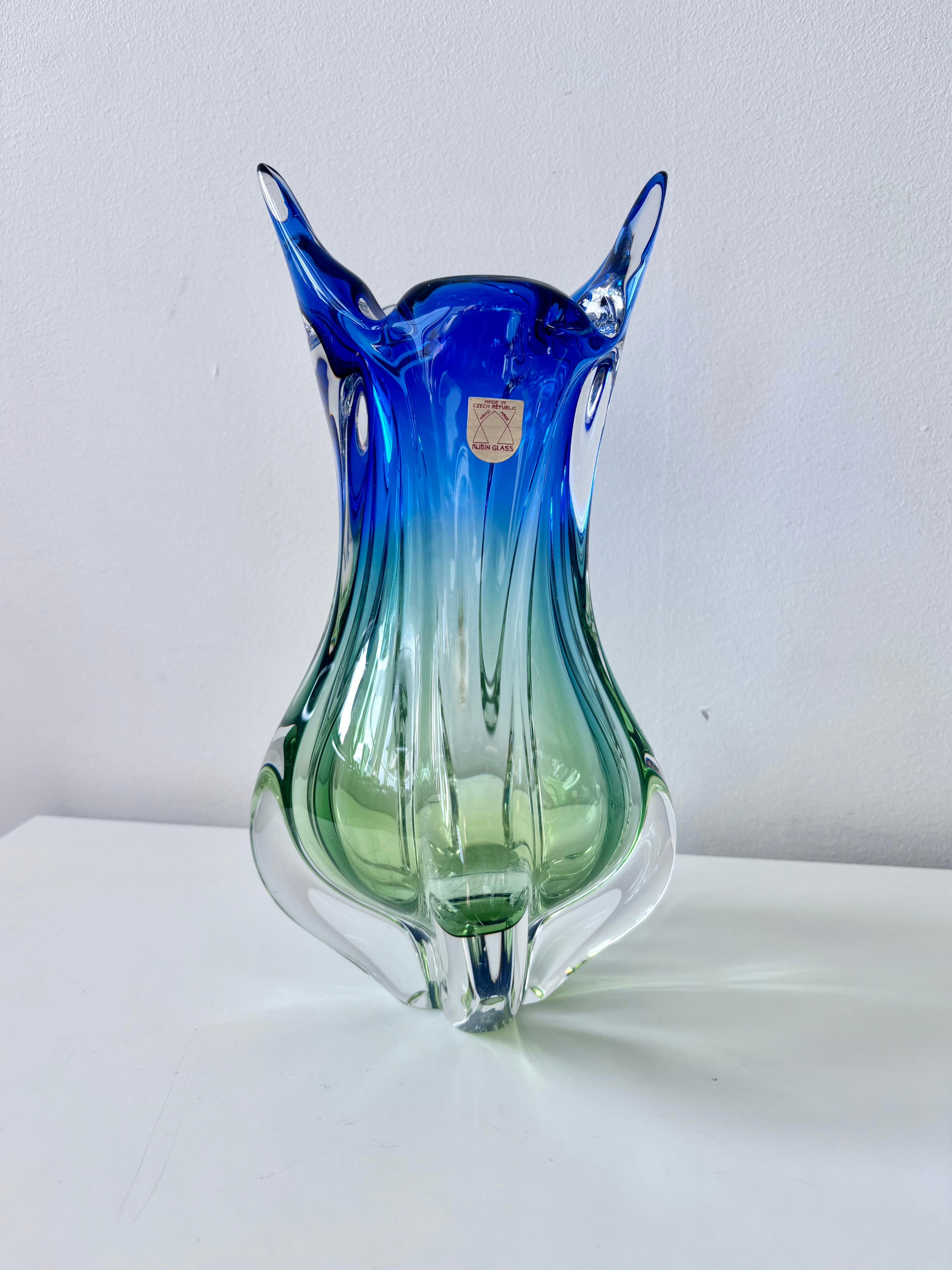 Vaso in vetro artistico boemo di metà secolo di Josef Hospodka per Sklárna Chřibská (Rubin Glass), Cecoslovacchia, anni '60

Uno splendido vaso in vetro artistico soffiato a mano disegnato da Josef Hospodka per Sklárna Chřibská (Rubin Glass),