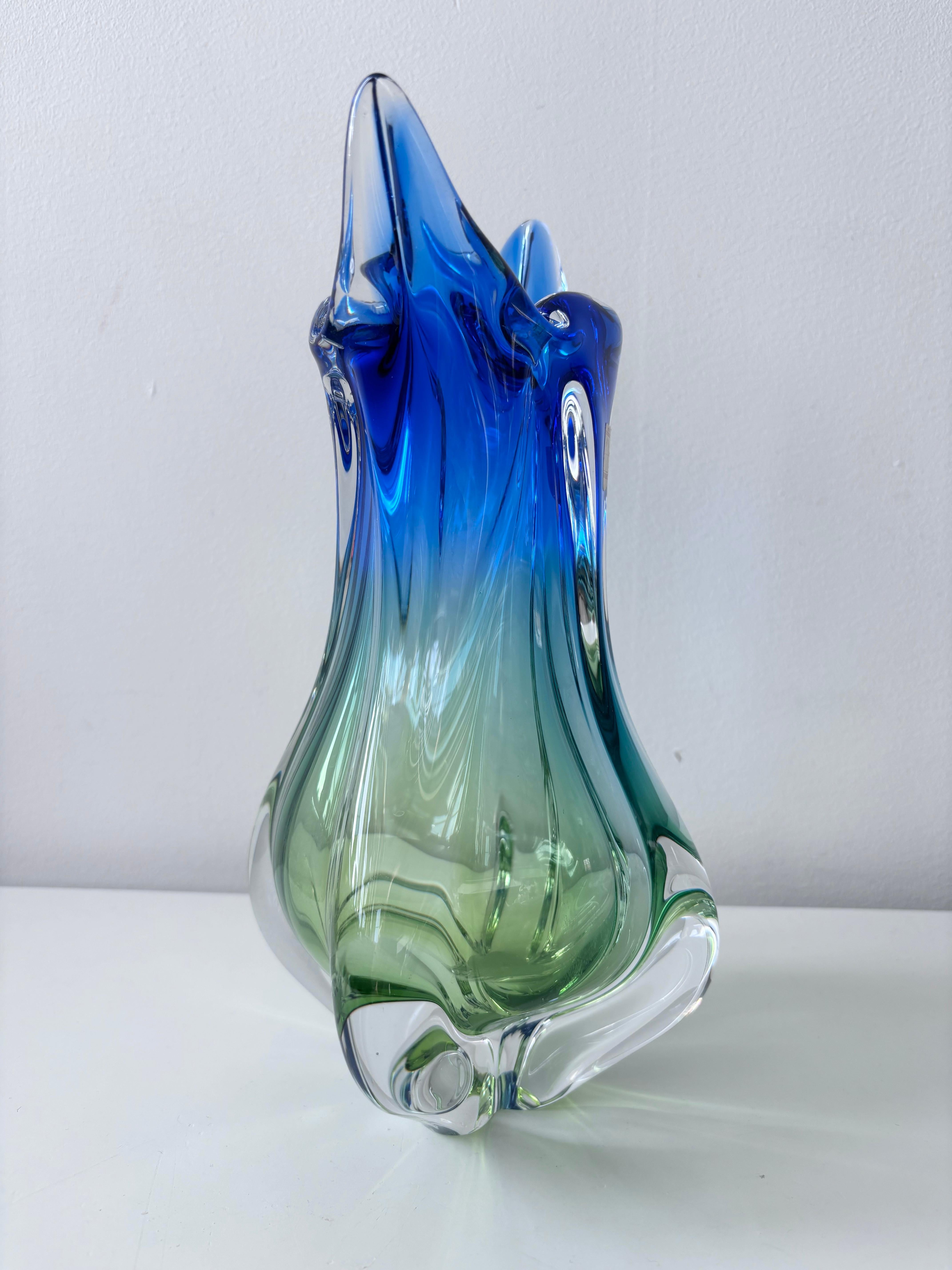 Mid-Century moderno Vaso in vetro artistico ceco di metà secolo, Josef Hospodka, Chřibská (vetro Rubin), anni '60 in vendita