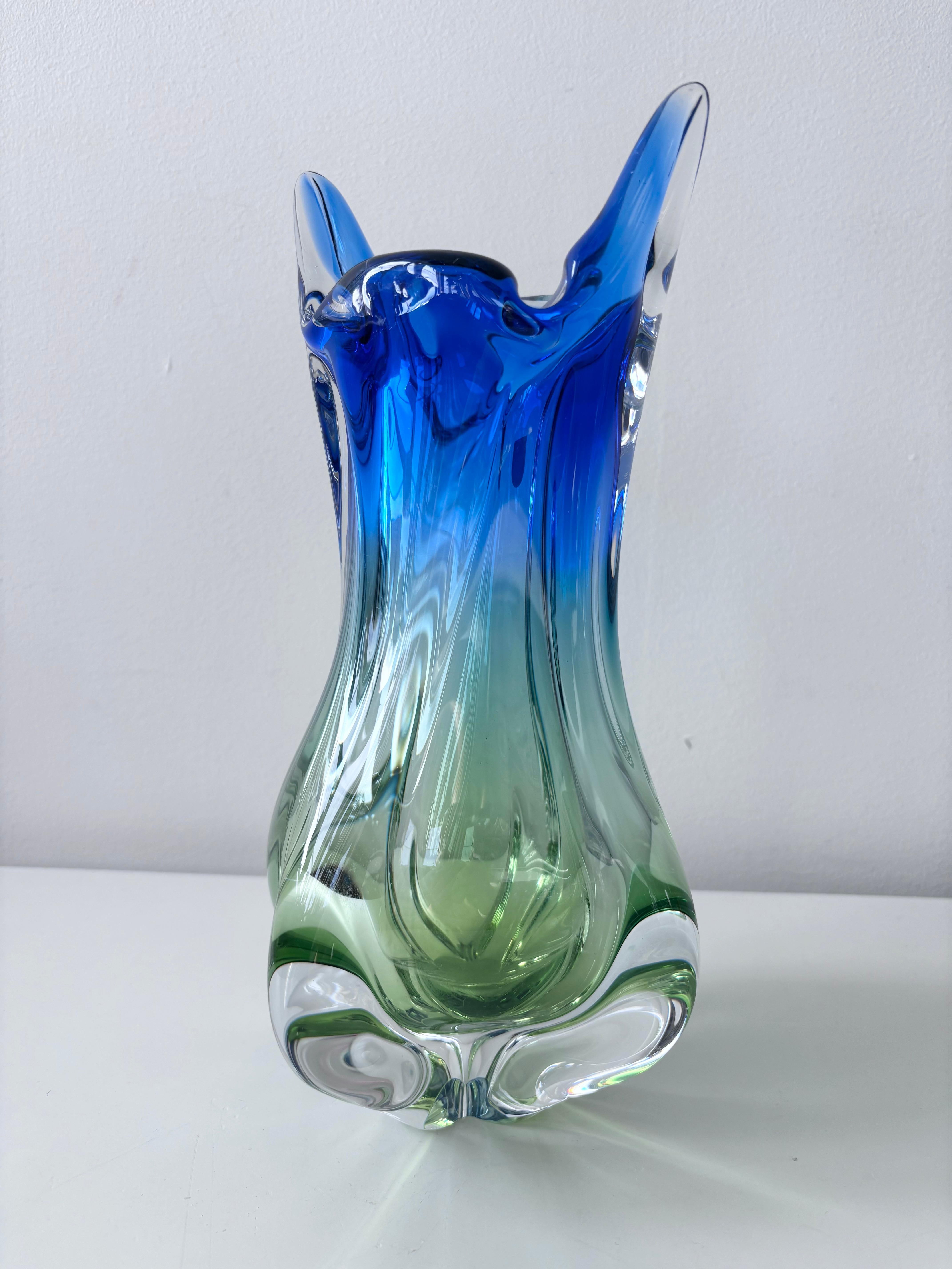 Ceco Vaso in vetro artistico ceco di metà secolo, Josef Hospodka, Chřibská (vetro Rubin), anni '60 in vendita