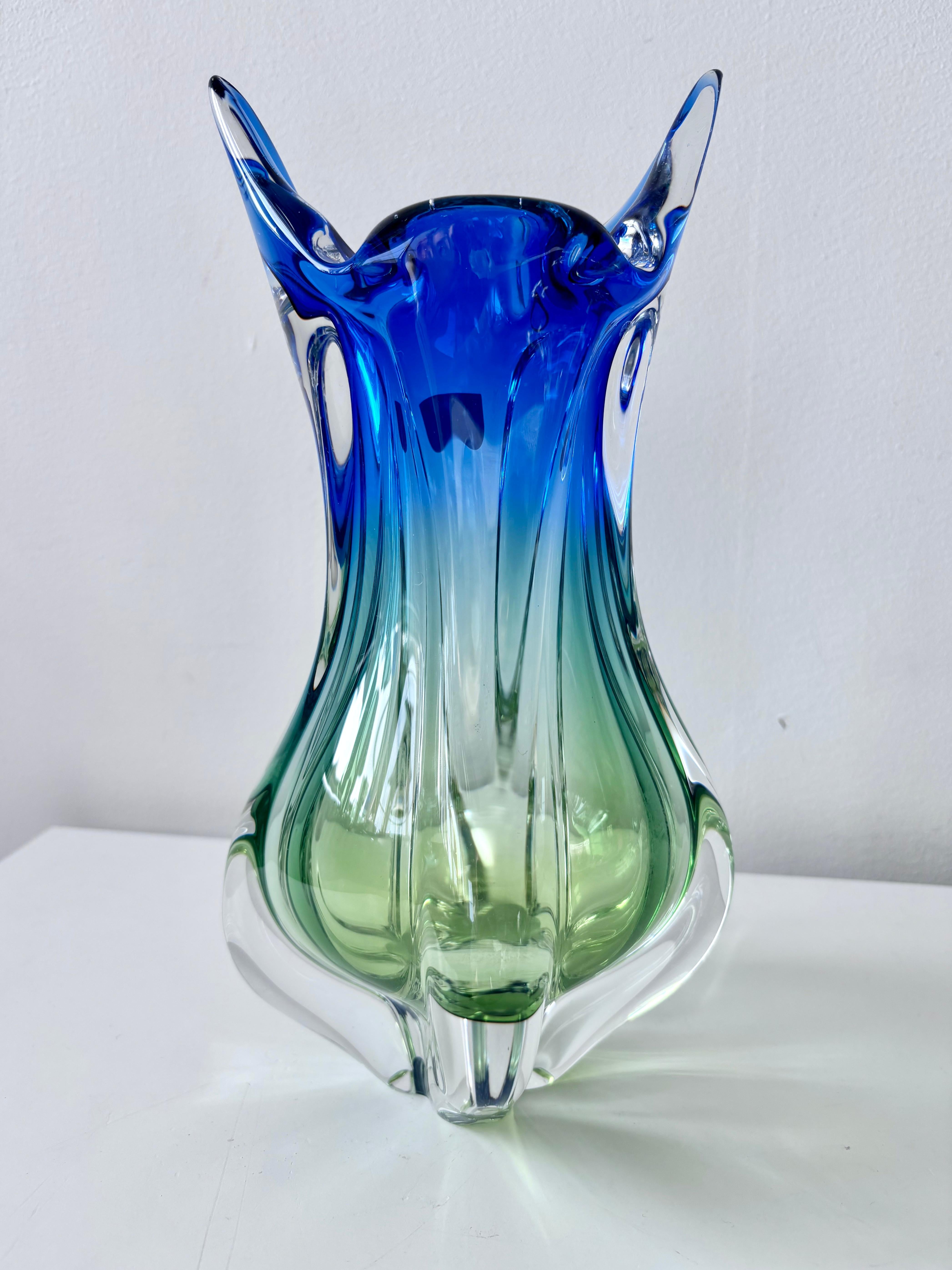 Vaso in vetro artistico ceco di metà secolo, Josef Hospodka, Chřibská (vetro Rubin), anni '60 In condizioni buone in vendita a Västra Frölunda, SE