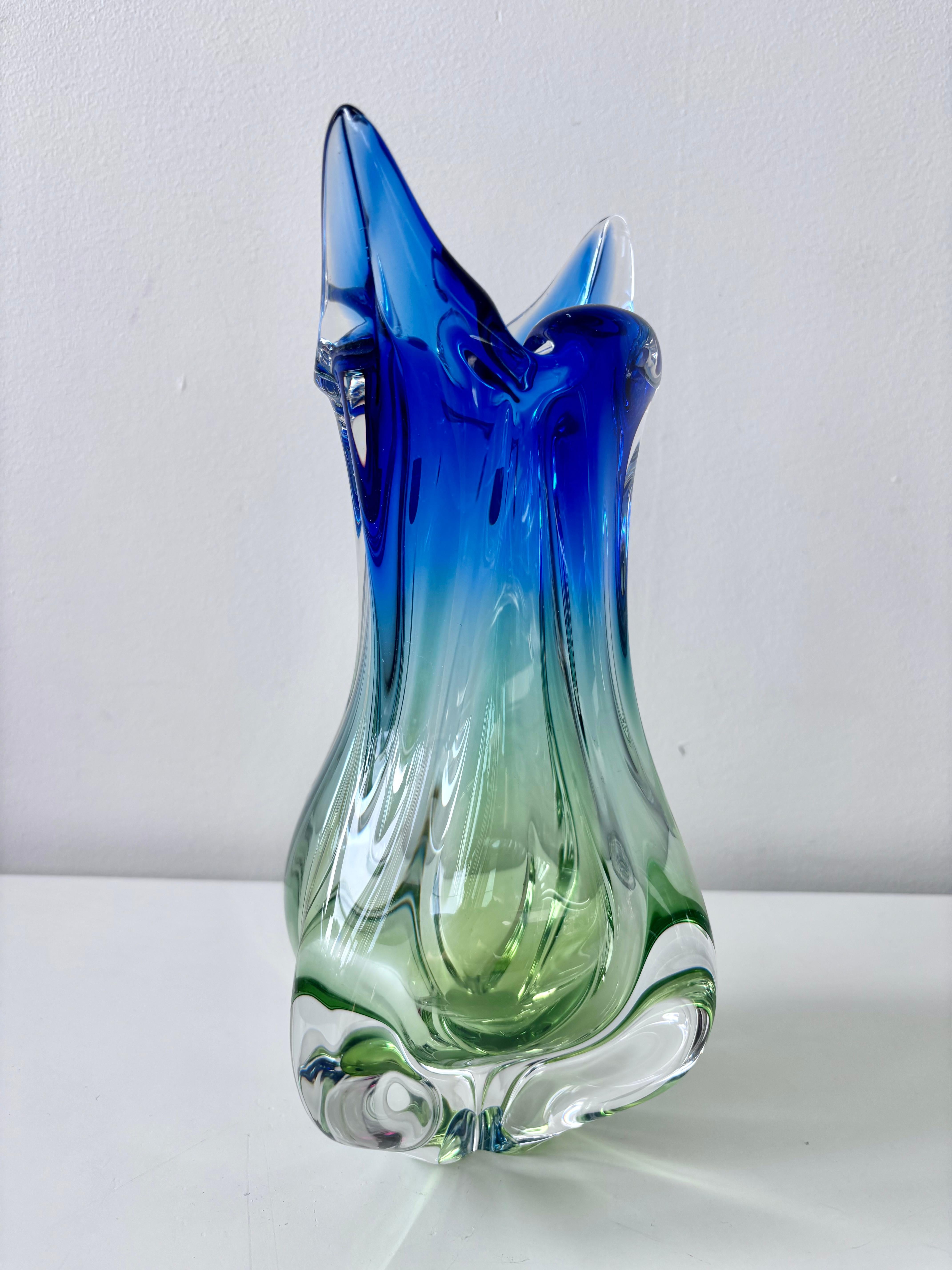 Metà XX secolo Vaso in vetro artistico ceco di metà secolo, Josef Hospodka, Chřibská (vetro Rubin), anni '60 in vendita