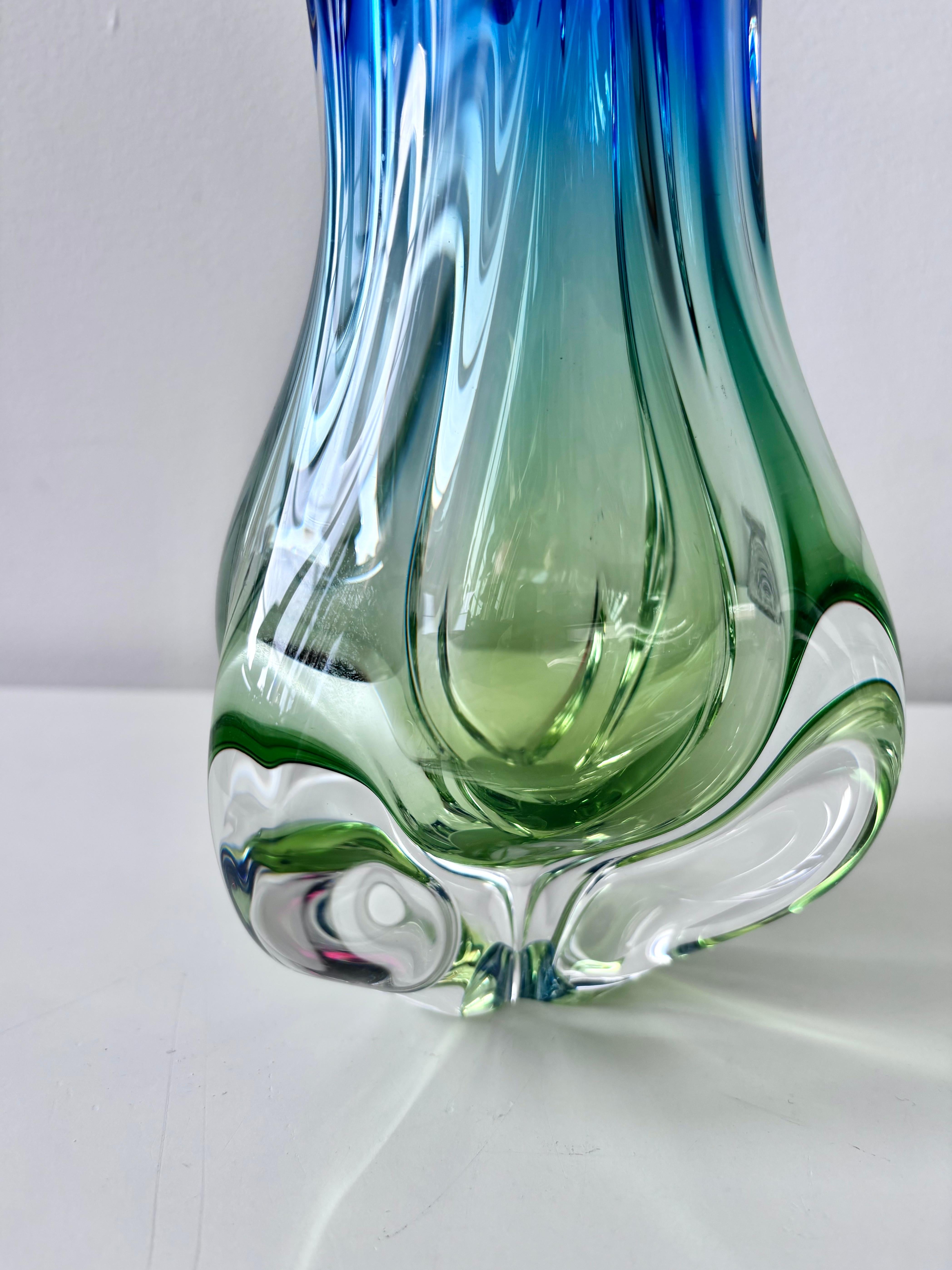 Vaso in vetro artistico ceco di metà secolo, Josef Hospodka, Chřibská (vetro Rubin), anni '60 in vendita 1