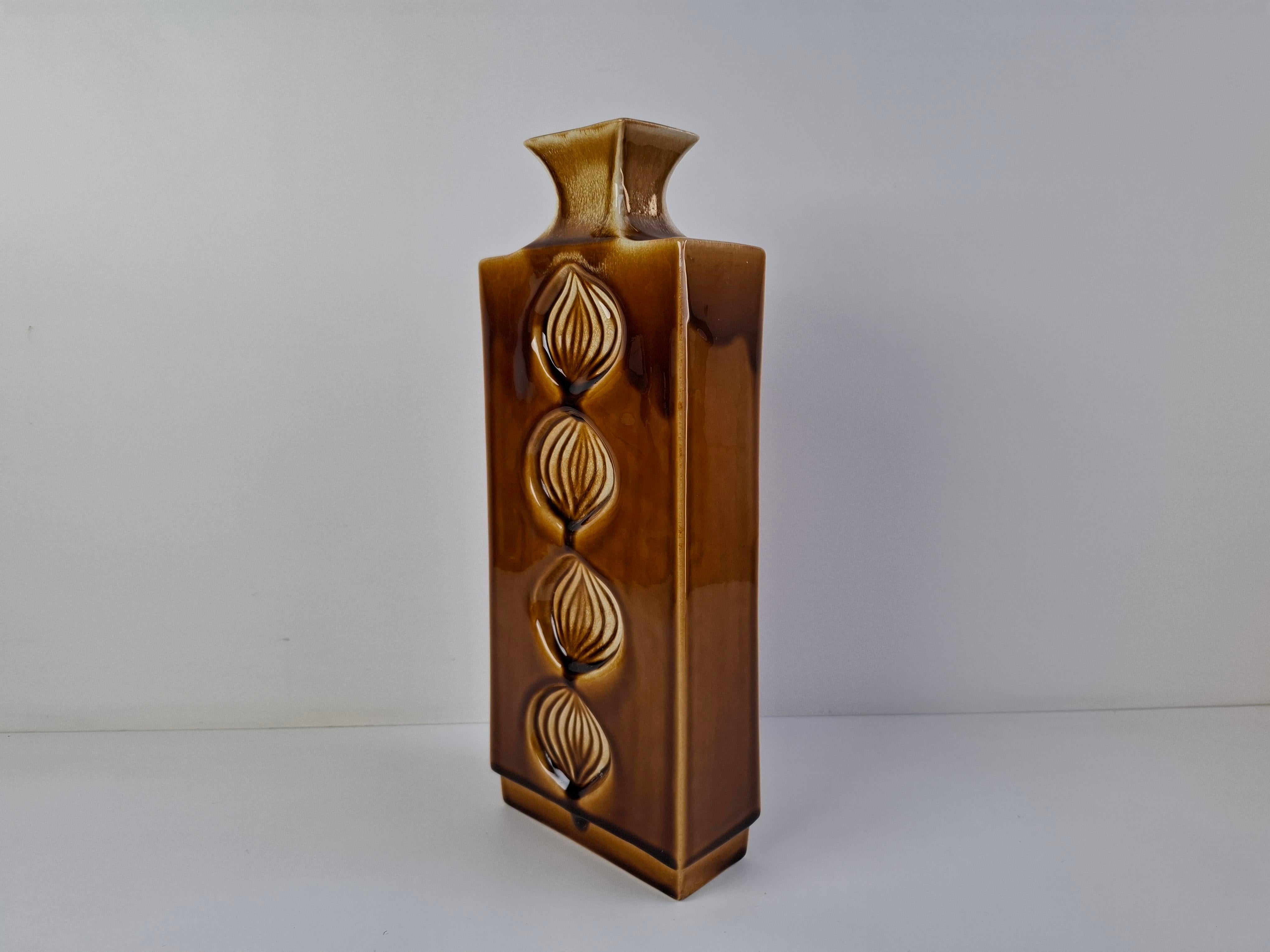 Ceco Vaso ceco di metà secolo in ceramica marrone Ditmar Urbach, anni '60. in vendita