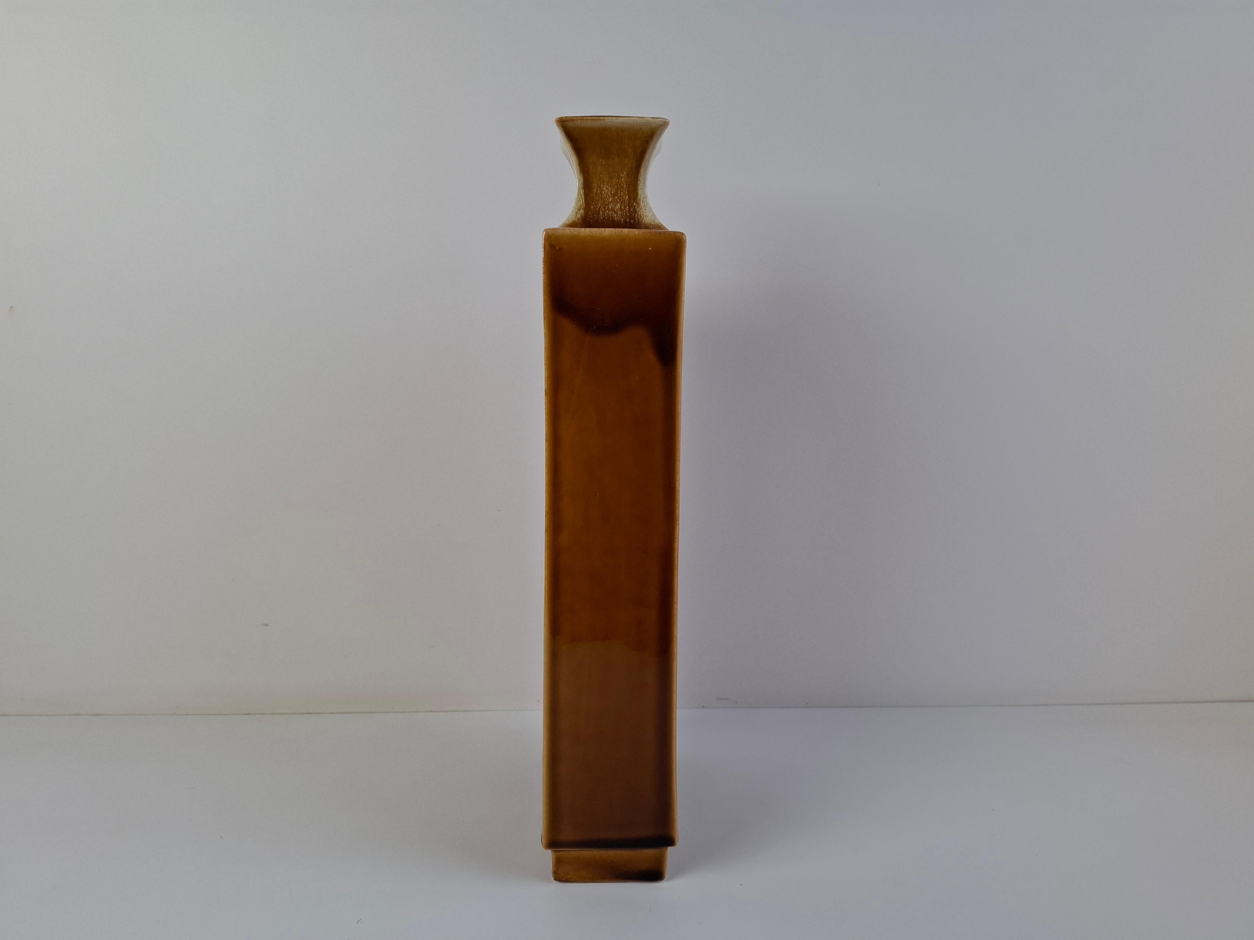 Smaltato Vaso ceco di metà secolo in ceramica marrone Ditmar Urbach, anni '60. in vendita