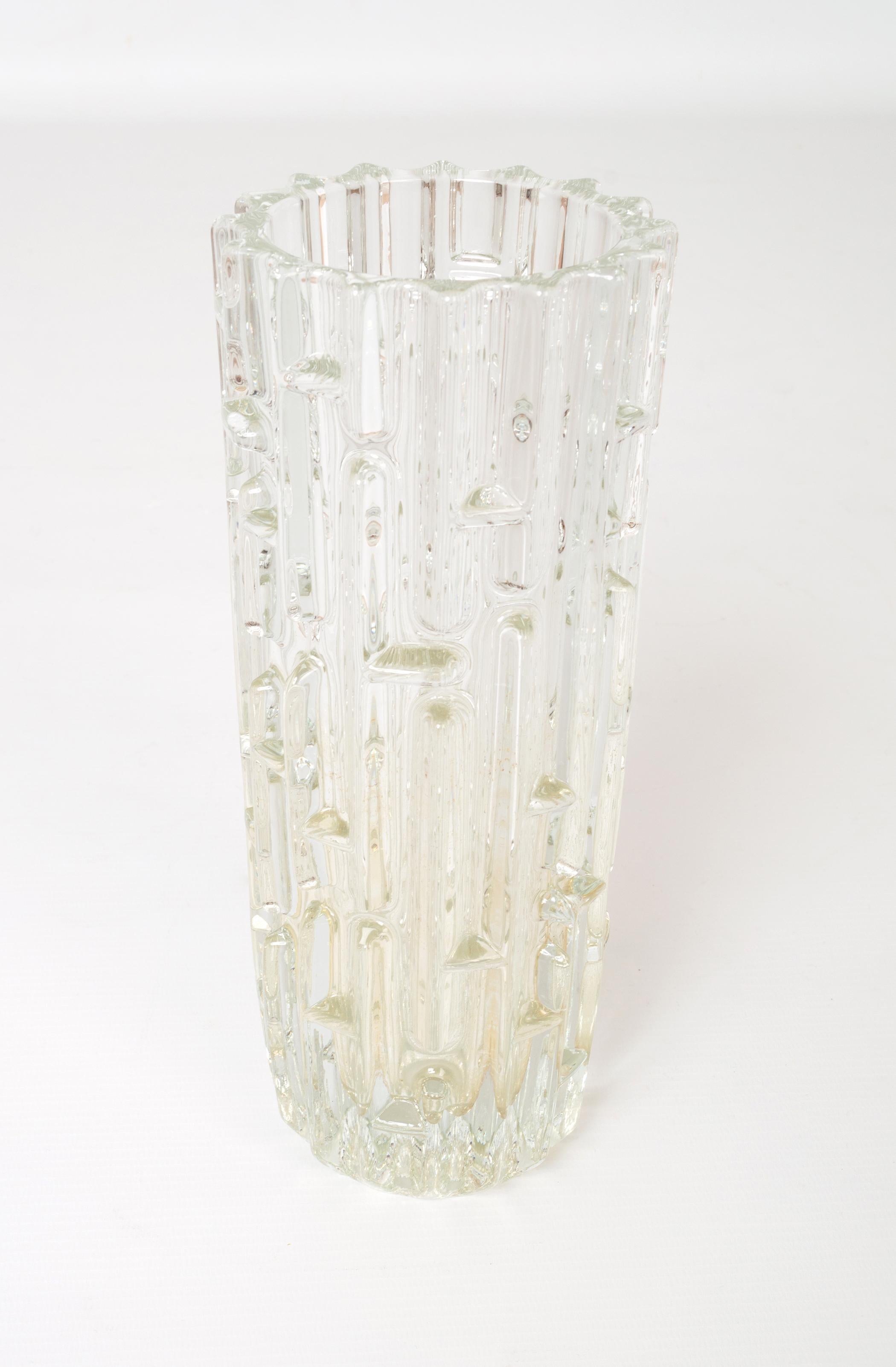Vase en verre géométrique clair tchèque du milieu du siècle dernier, conçu par Frantisek Vizner, 1965.

Présenté en excellent état, sans éclats ni fissures.