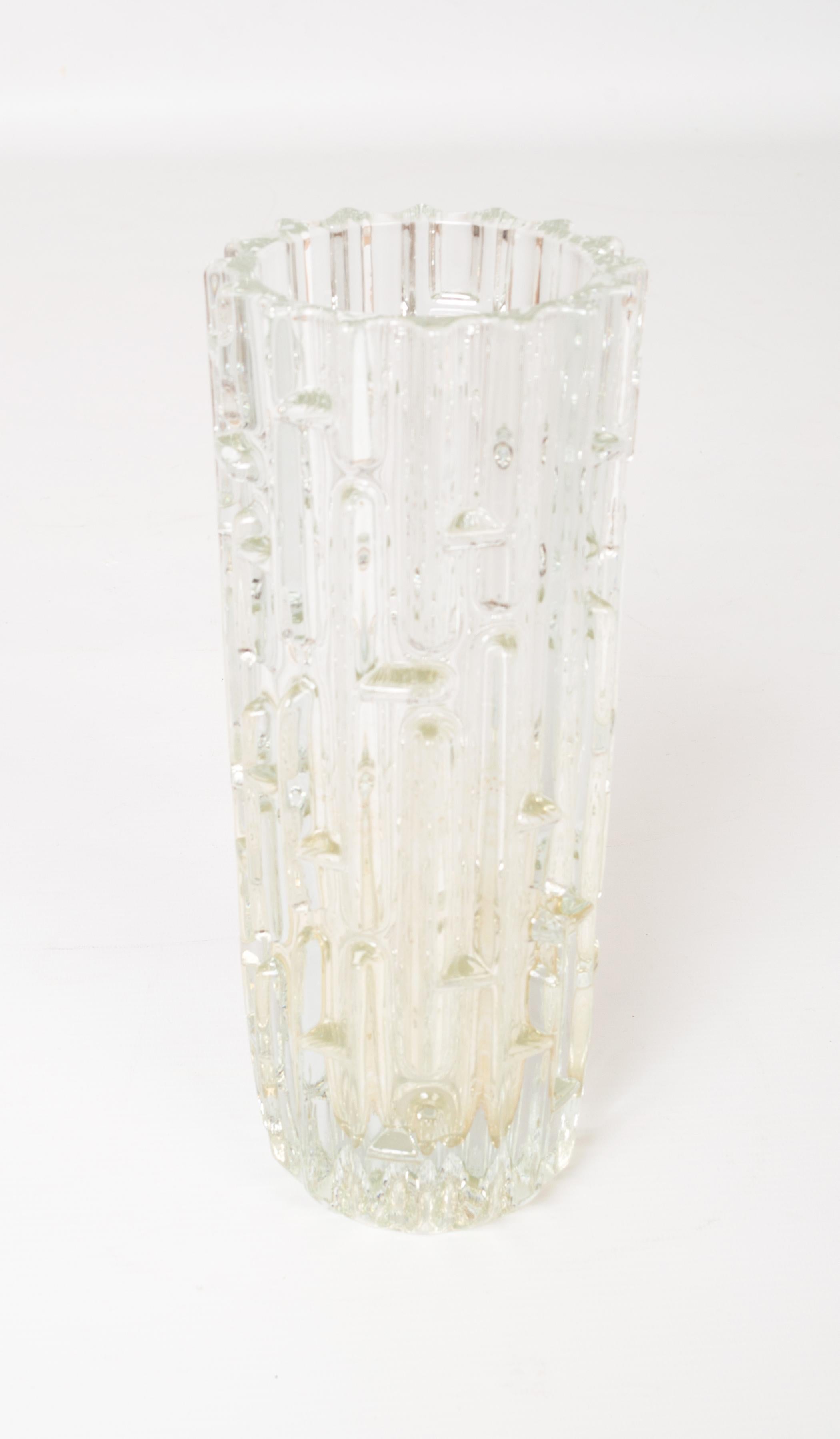 Tchèque Vase en verre géométrique transparent tchèque du milieu du siècle Frantisek Vizner, 1965 en vente