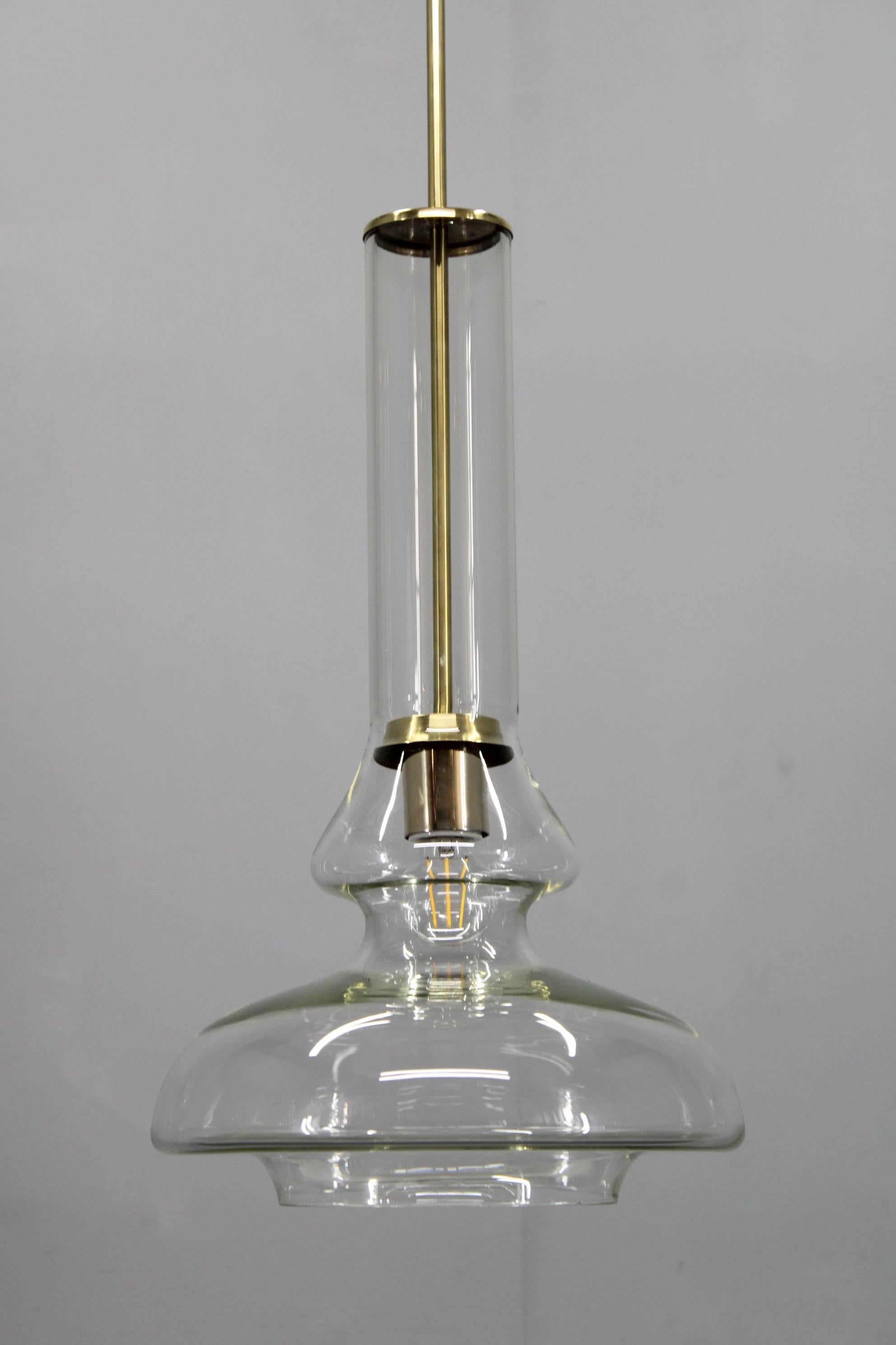 Lámpara Colgante de Cristal Checo de Mediados de Siglo Acabado en Latón Años 70 Modern Rewired Pulido en venta