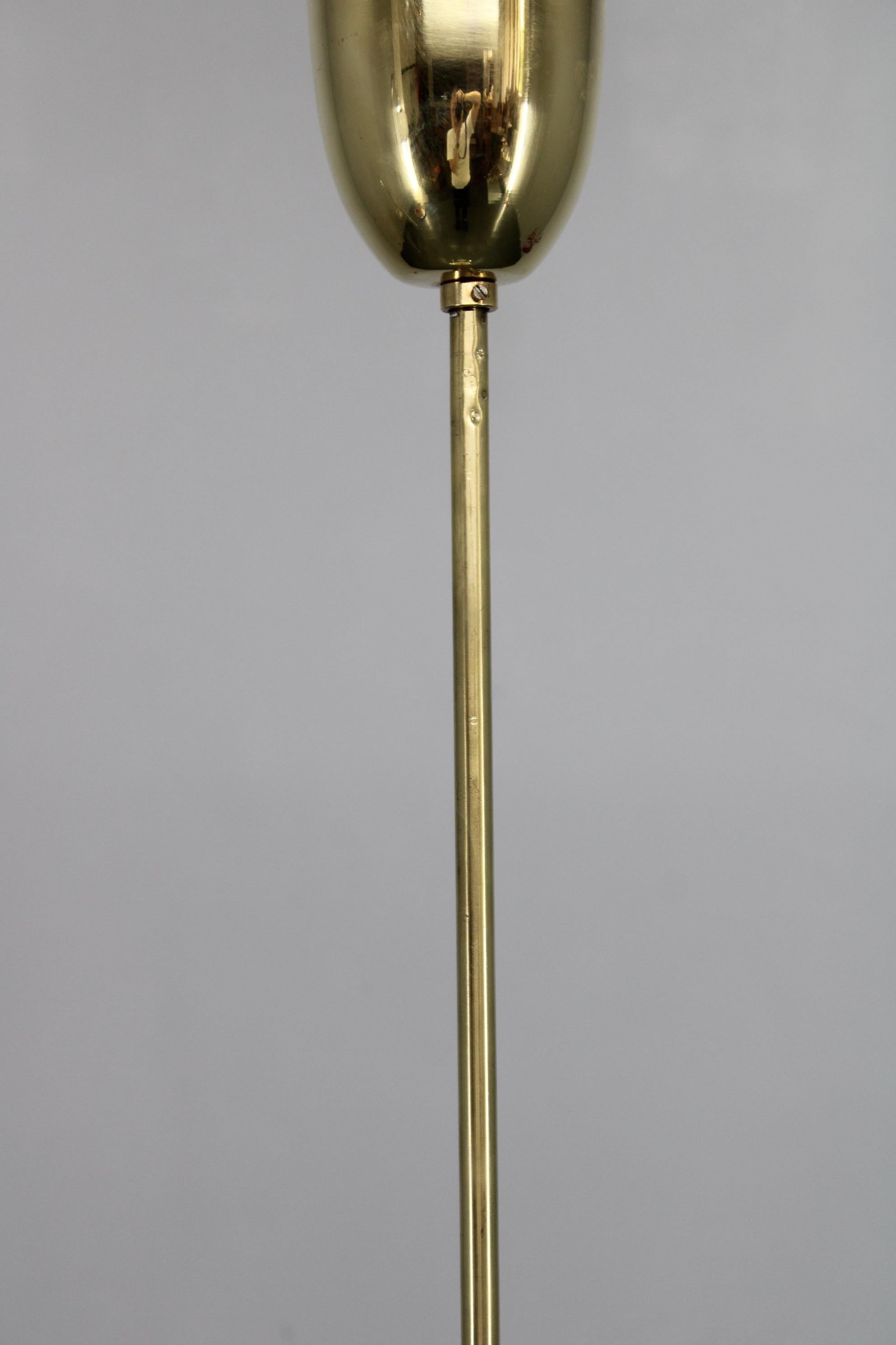 Lámpara Colgante de Cristal Checo de Mediados de Siglo Acabado en Latón Años 70 Modern Rewired en Bueno estado para la venta en Praha, CZ