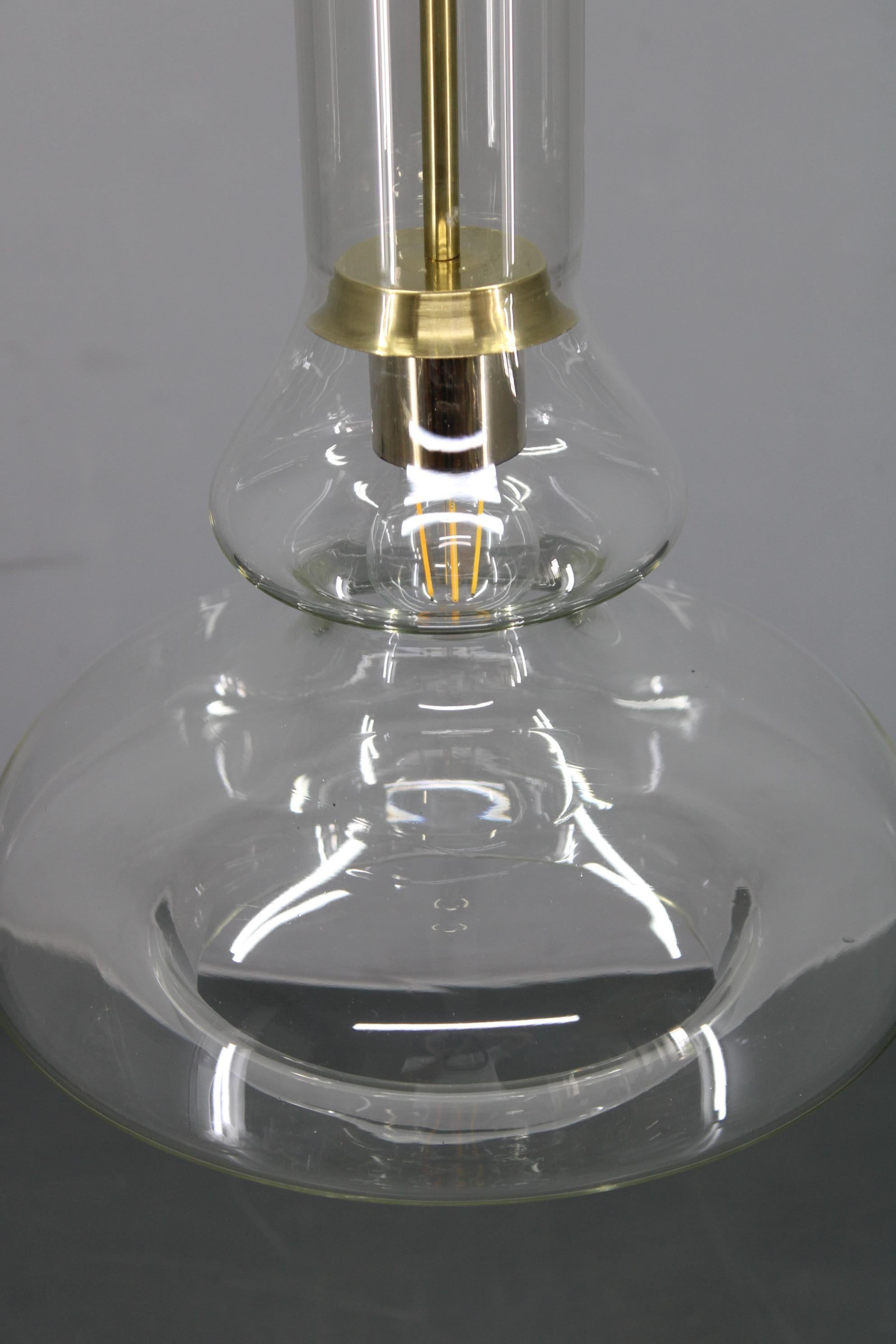 Lámpara Colgante de Cristal Checo de Mediados de Siglo Acabado en Latón Años 70 Modern Rewired finales del siglo XX en venta