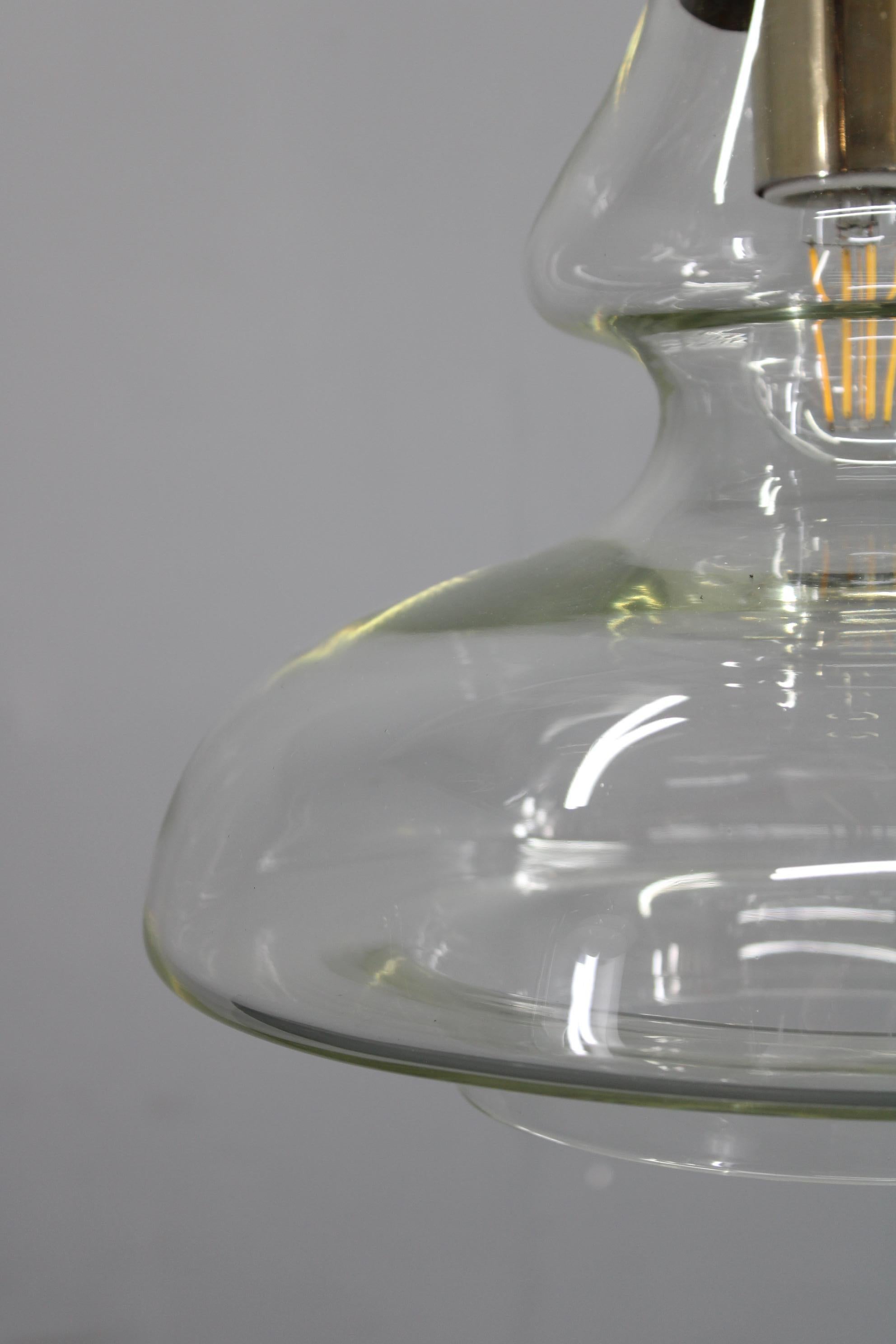 Lámpara Colgante de Cristal Checo de Mediados de Siglo Acabado en Latón Años 70 Modern Rewired en venta 1